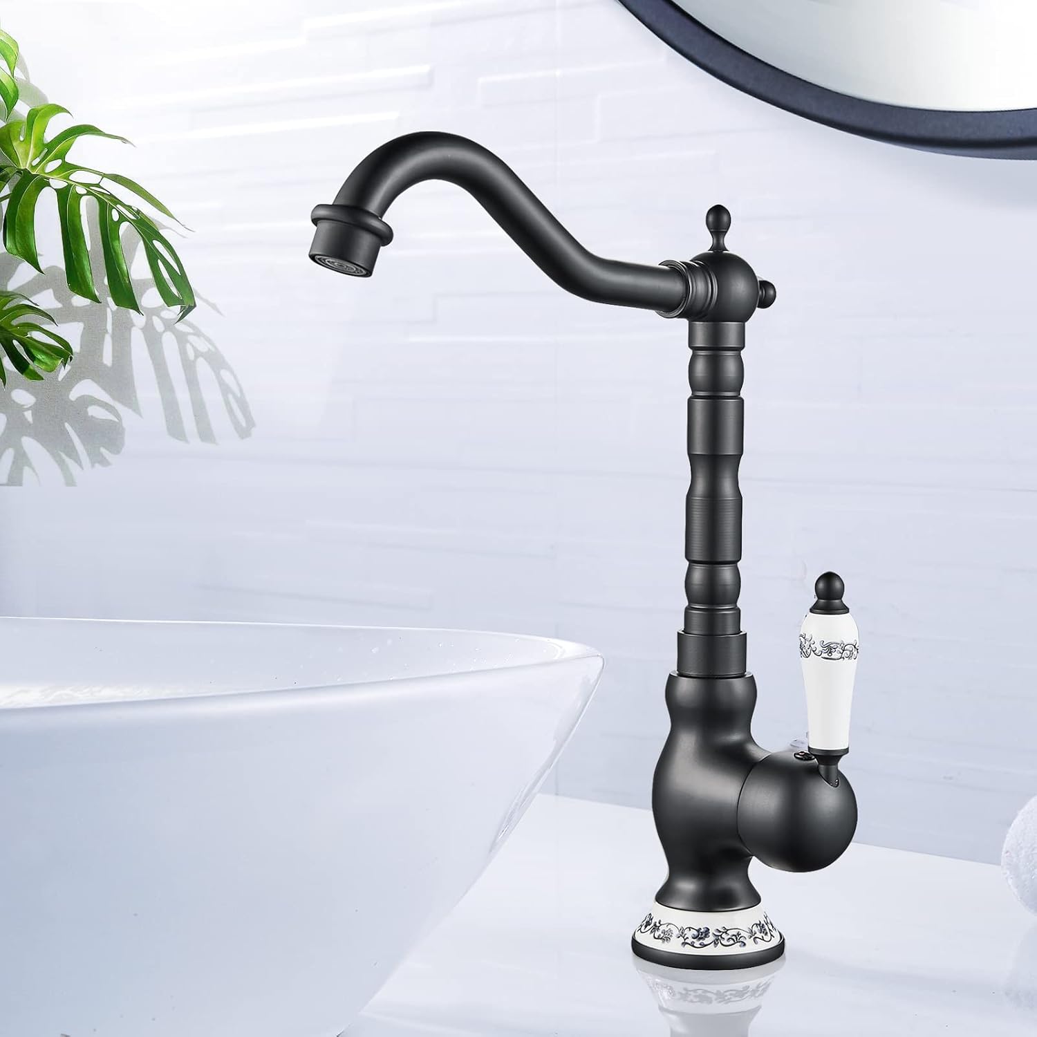Czarny, zabytkowy kran łazienkowy z wysoką wylewką, ciepłą i zimną wodą, z ceramicznym uchwytem i wężem doprowadzającym wodę G3/8