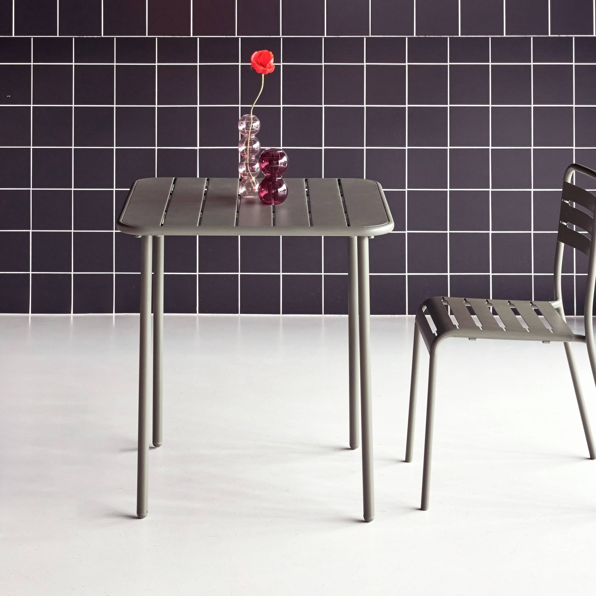 Table de jardin métal 2 places. kaki. Amelia. 70x70cm. traitement antirouille. lattes et bords arrondis AMÉLIA - 2