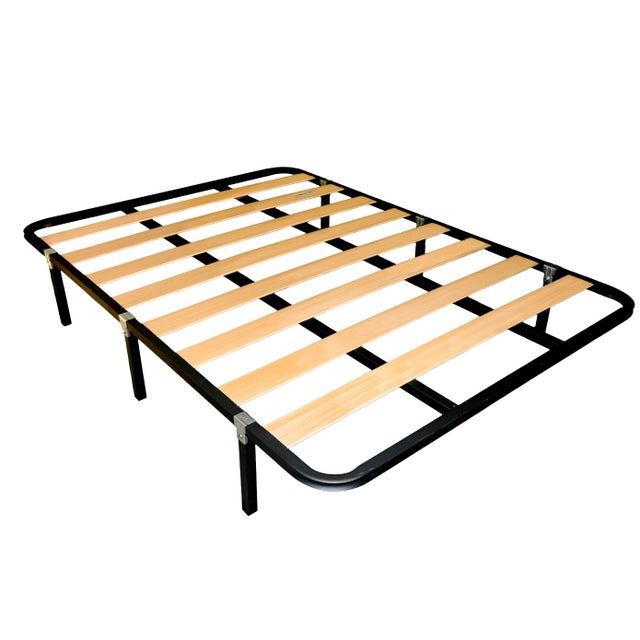 Estrado de cama de 150x190 cm com 6 pés, fabricado em tubo de aço de 30x30 mm com reforço central de ripas de madeira de álamo e pintura metálica.