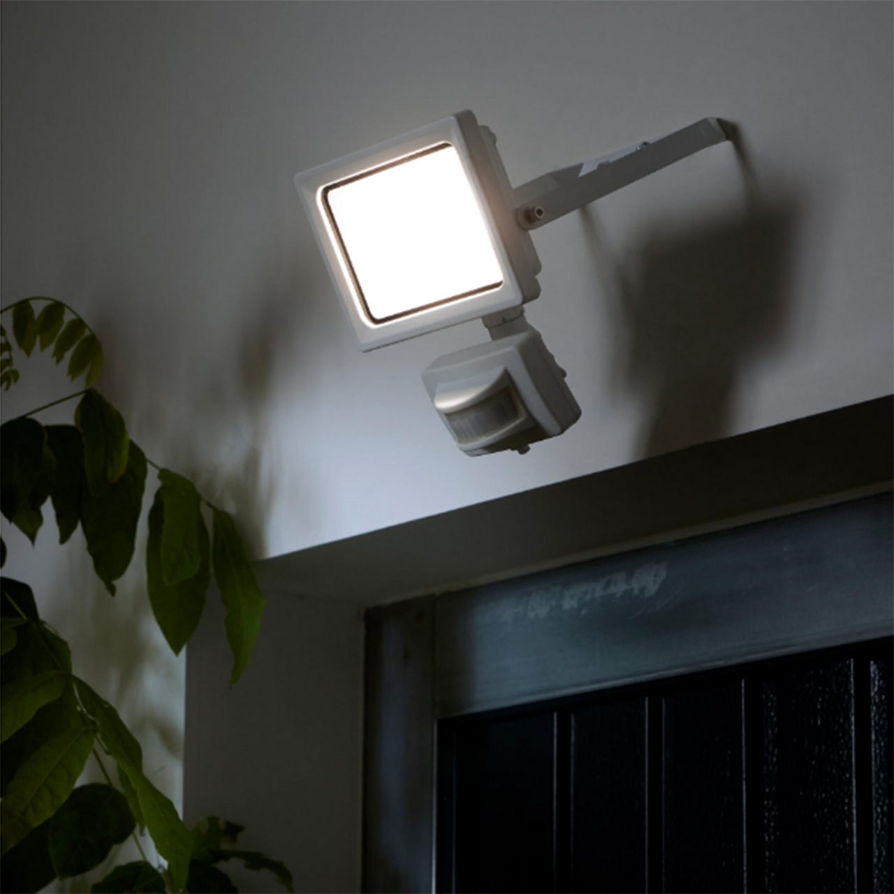 INSPIRE - YONKERS zewnętrzny reflektor ścienny - Zintegrowana dioda LED - 2700 Lm - Zintegrowany czujnik ruchu - 2700 K - Biały