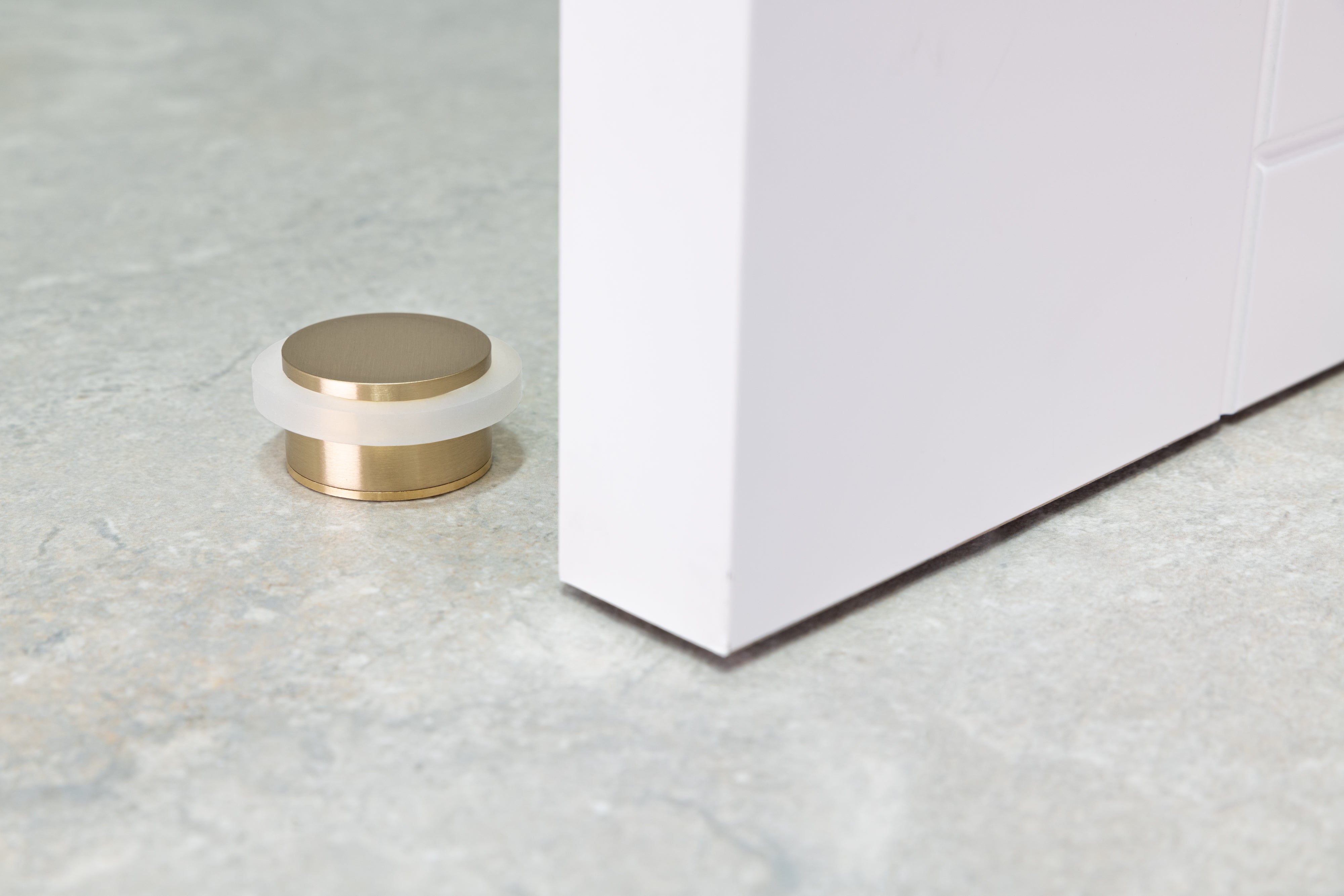 Butée de porte au sol, 35 x 19 mm, laiton avec caoutchouc de protection blanc, à visser et à coller, EVI Herrajes - 2