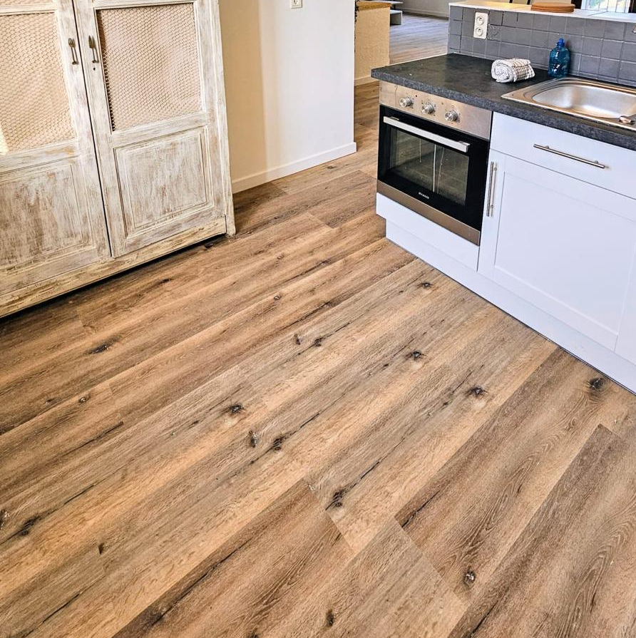 Lames PVC clipsable - sous couche intégrée- Ep. 5,5 mm - GARANTIE 20 ans- Imitation chêne foncé - Dimensions L 122 cm x l 23 cm - 4