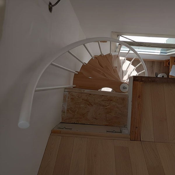 Escalier colimaçon 8 marches - Hauteur à franchir 1.71 à 2.12m - Structure blanche et marche hêtre - Diamètre 140cm - SUON140/BH-8 - 5