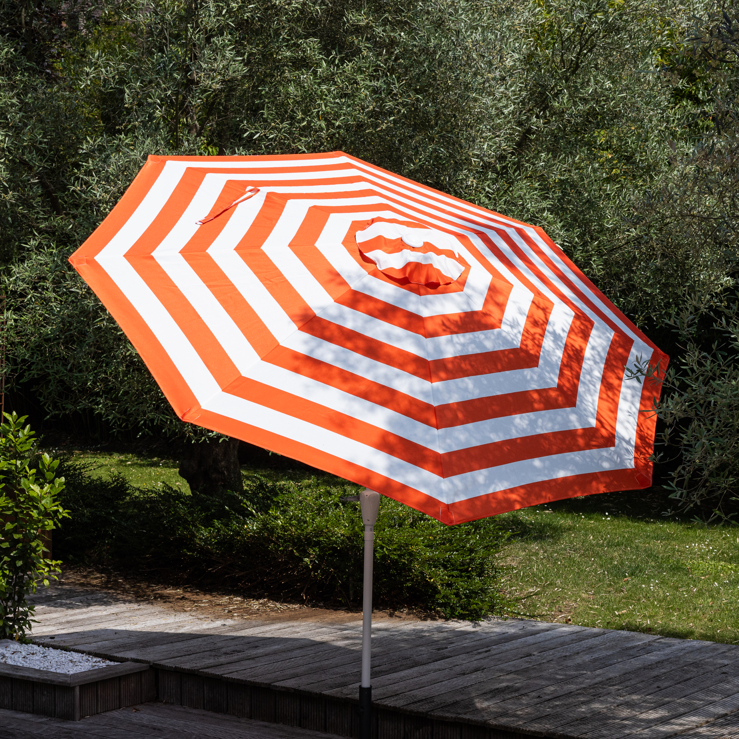 Okrągły parasol prosty BANDOL o średnicy 2,70 m z pomarańczowymi paskami