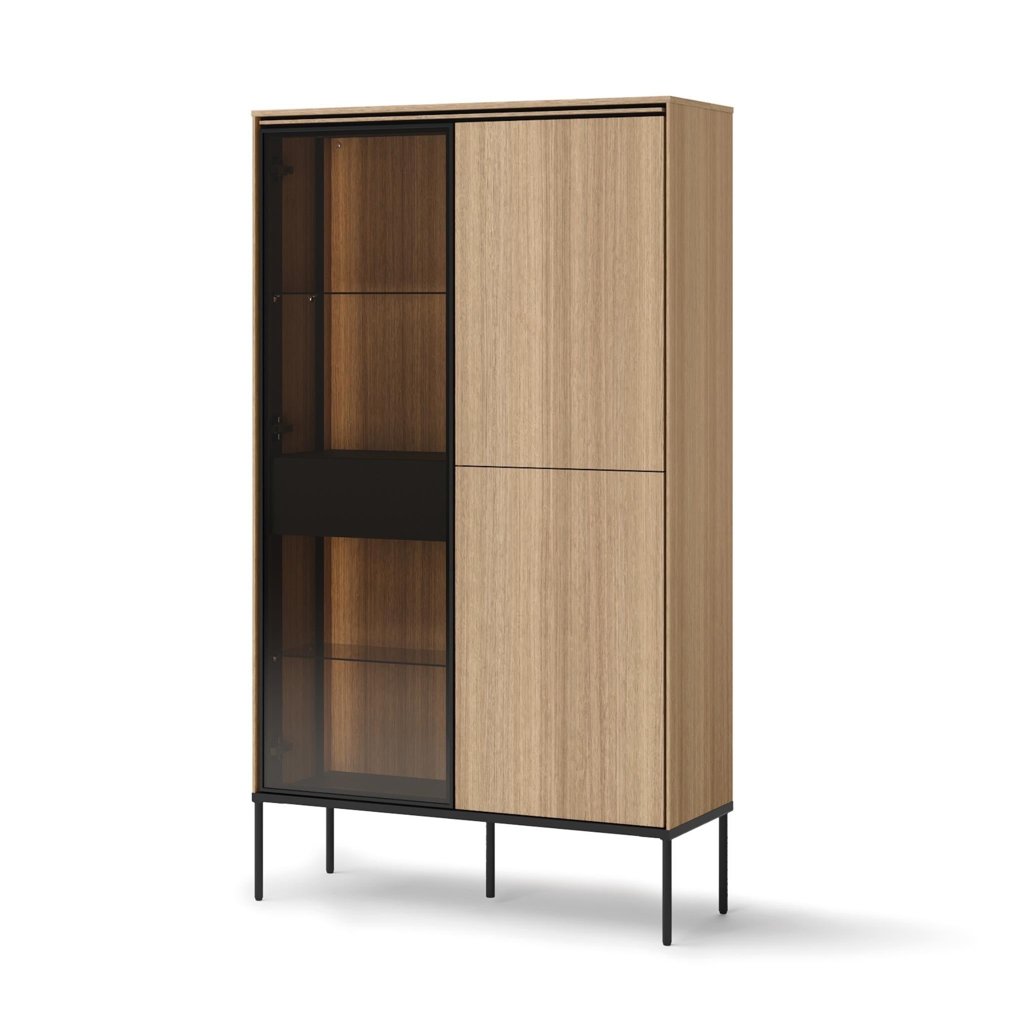Witryna VISSO 91 cm – dąb linearny, czerń, LED, metalowe nogi, szkło hartowane – nowoczesna elegancja