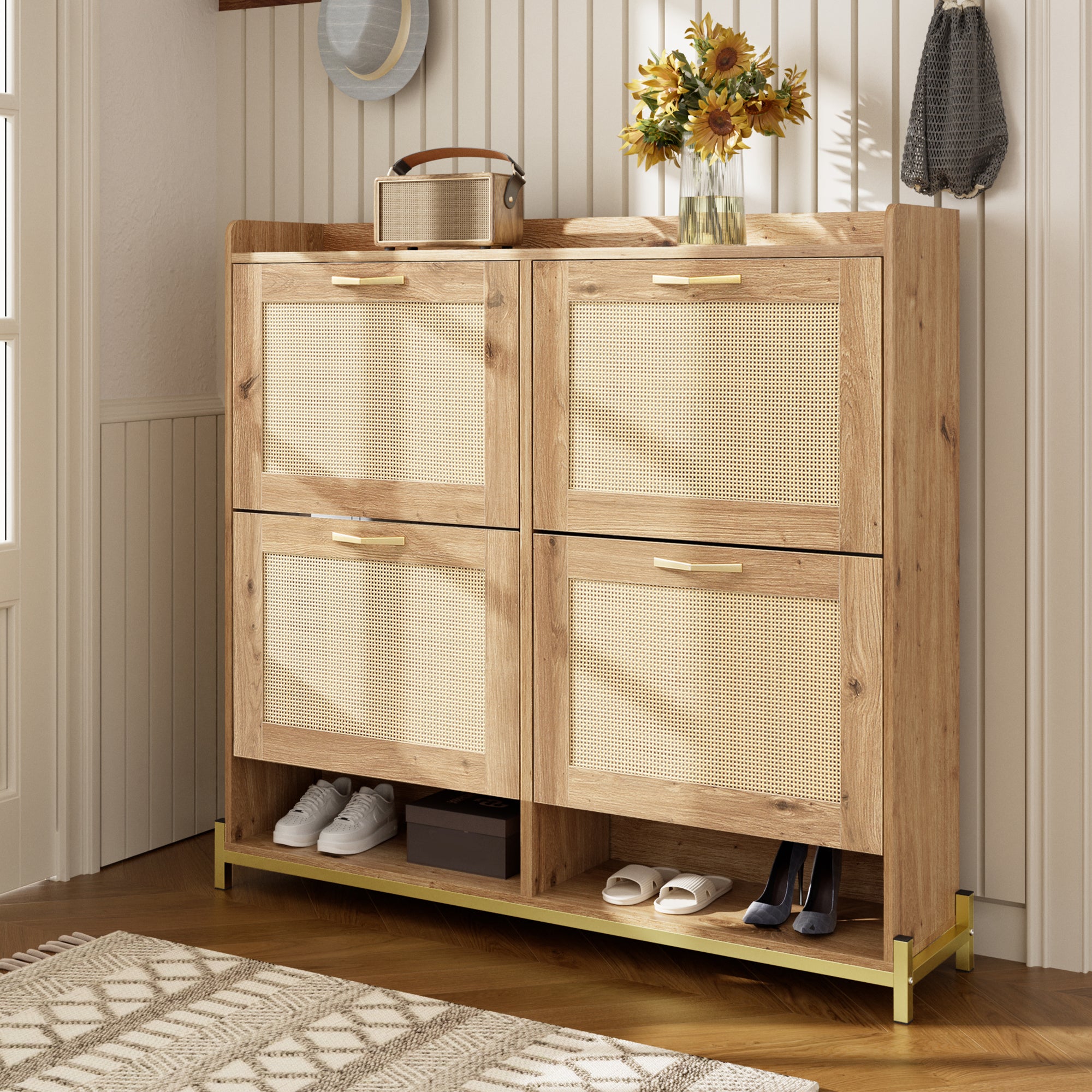 Elegante zapatero de madera con puertas de ratán: 4 puertas, estructura metálica y estante superior para un almacenamiento elegante y organizado.