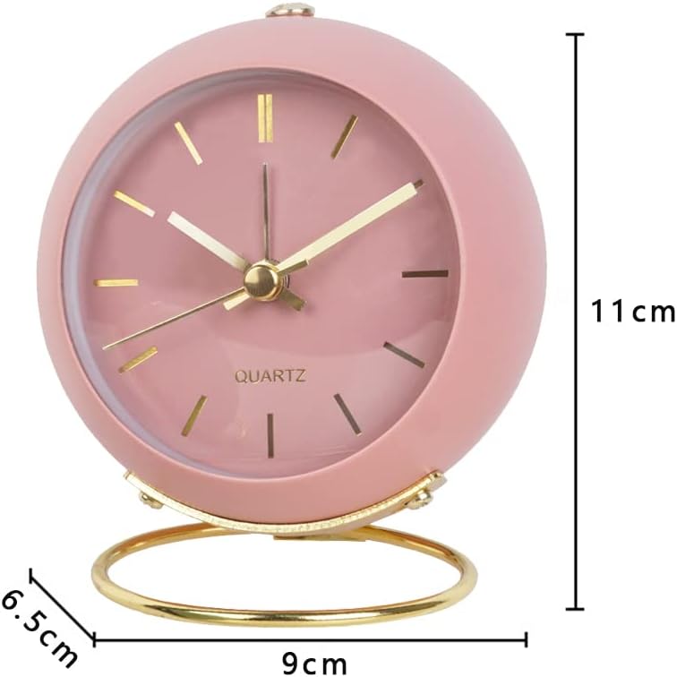 Réveil analogique rose avec lumière, compact, silencieux et au style rétro, idéal pour les étudiants. Ses aiguilles lumineuses se posent sur un burea - 5