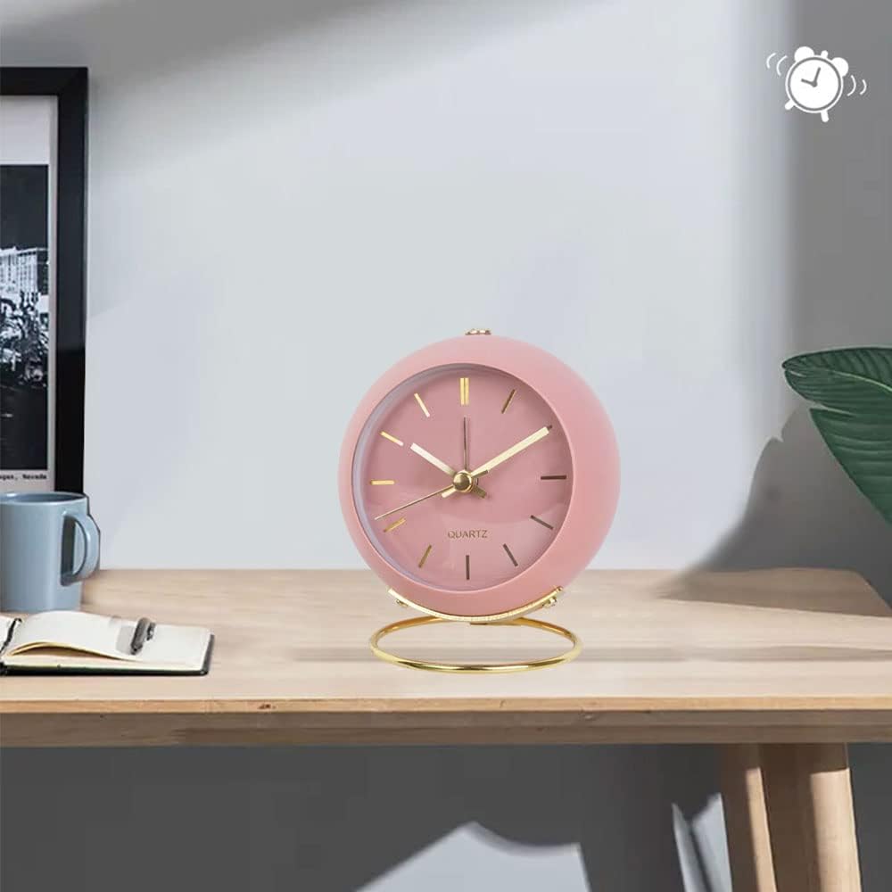 Réveil analogique rose avec lumière, compact, silencieux et au style rétro, idéal pour les étudiants. Ses aiguilles lumineuses se posent sur un burea - 4
