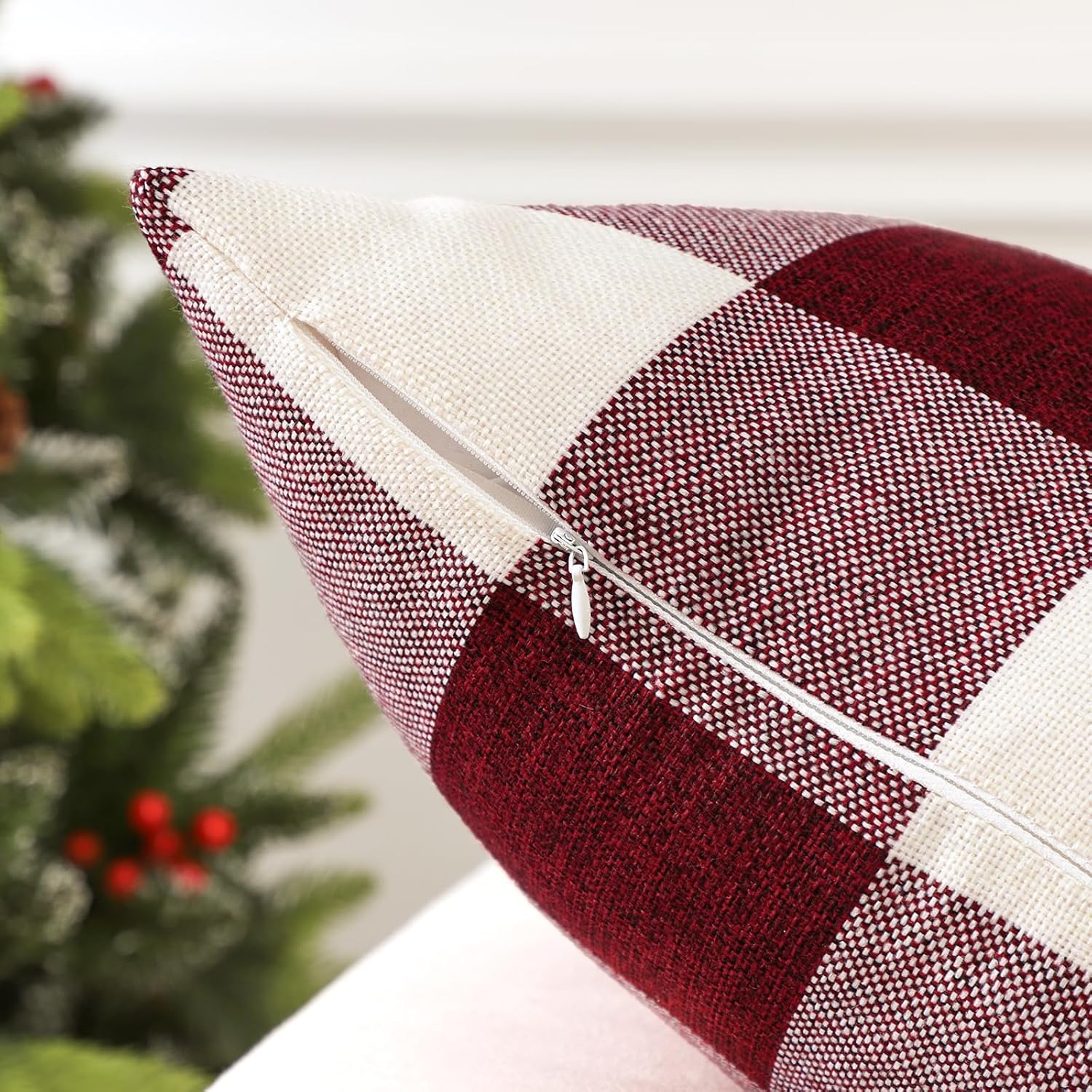 Set di 2 federe per cuscini natalizi classici a quadri da 50x50 cm, federe decorative in stile country per divano, soggiorno e letto (rosso) - 2