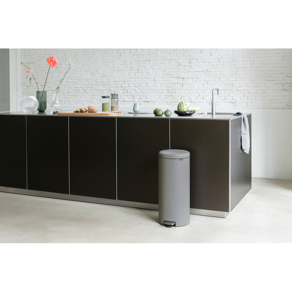 Brabantia NewIcon Balde de Pedal, 30 litros, Fecho Suave, Balde Interior Plástico - Mineral Concrete Grey - 3