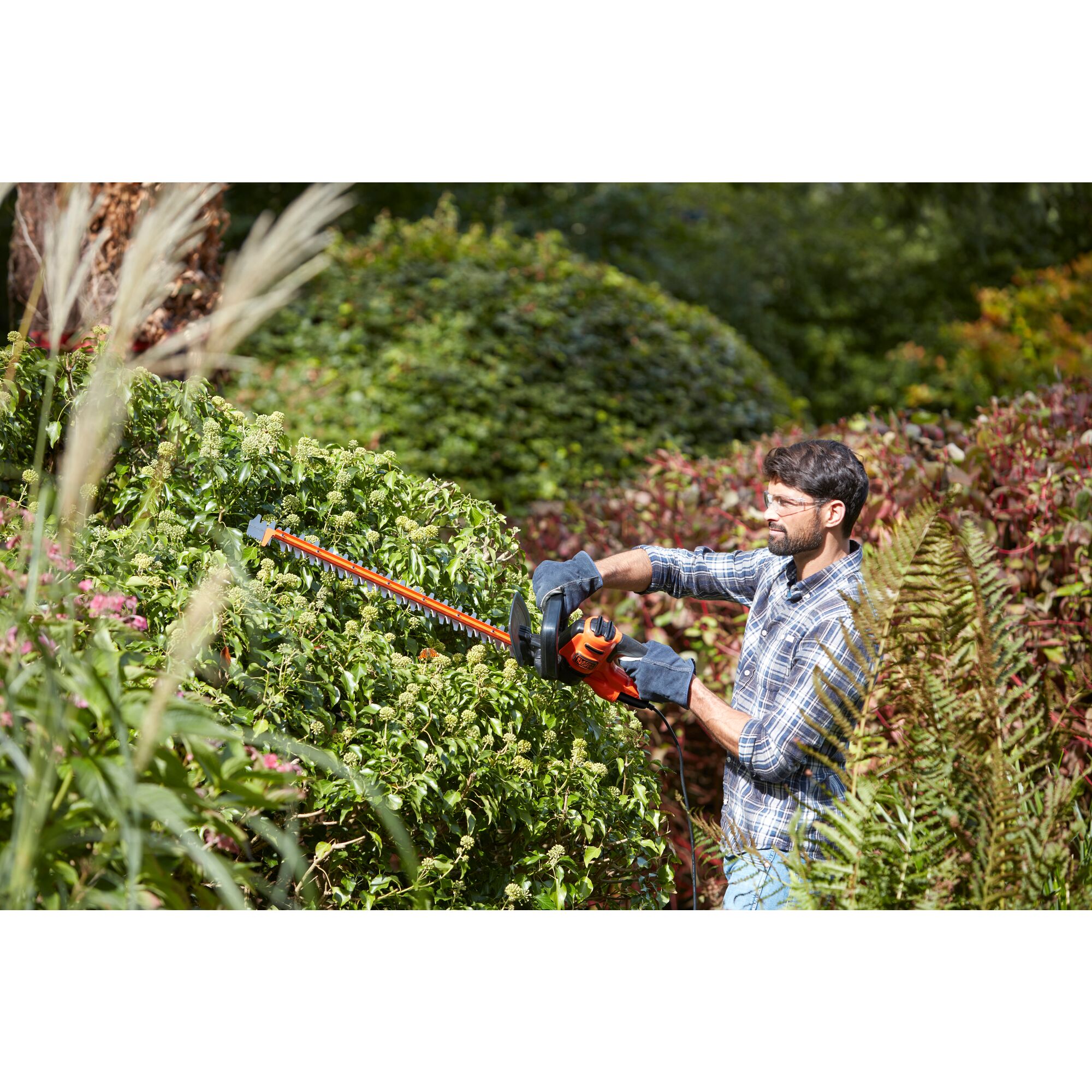 BLACK+DECKER Taille-Haies électrique filaire 550 W, lame 60 cm avec 2 Poignées et Garde BEHTS451-QS - 3