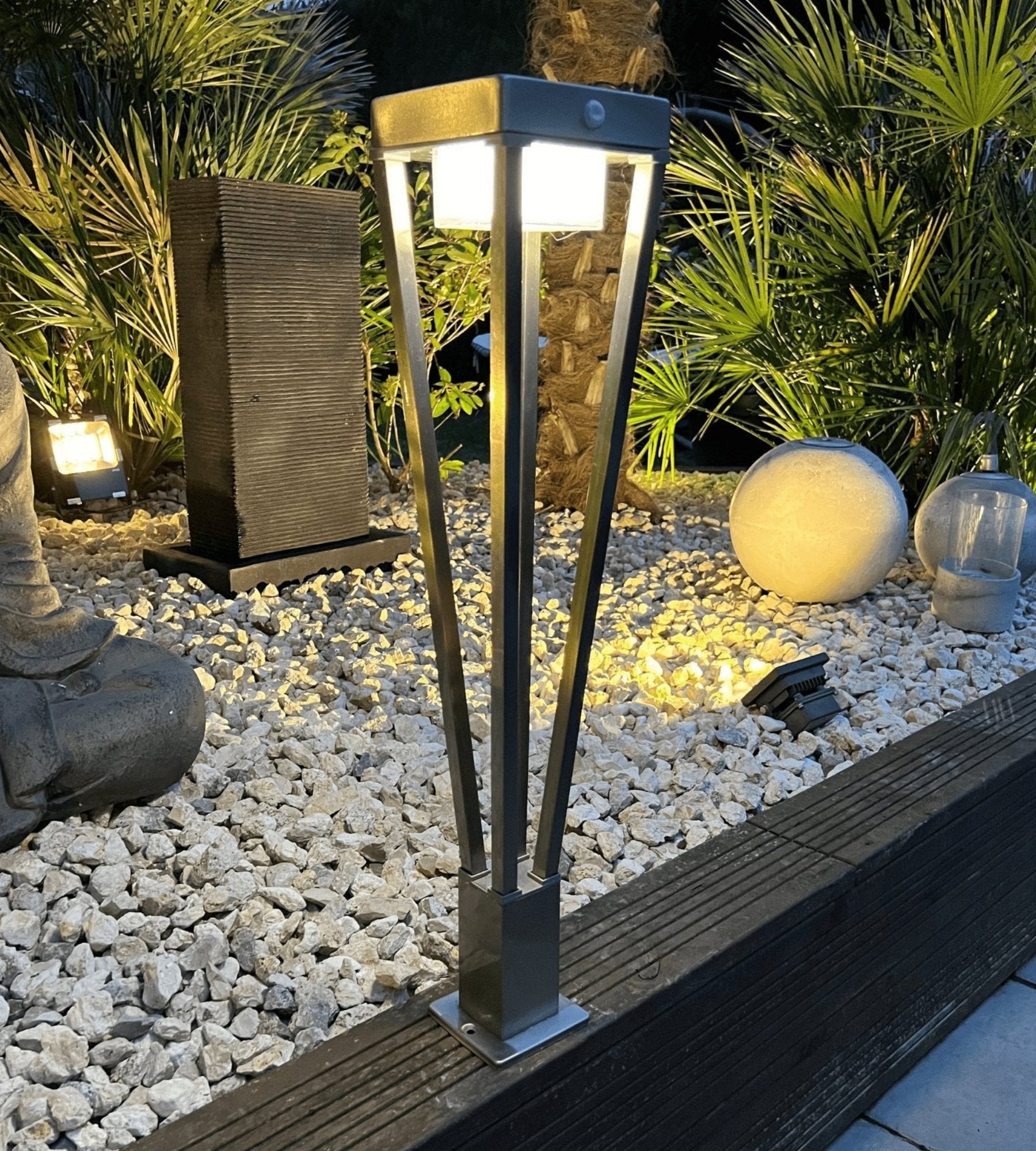Borne Led solaire LUXOR noire - Détecteur de mouvements - 3 modes d'éclairages 75 à 600 lumens - 6