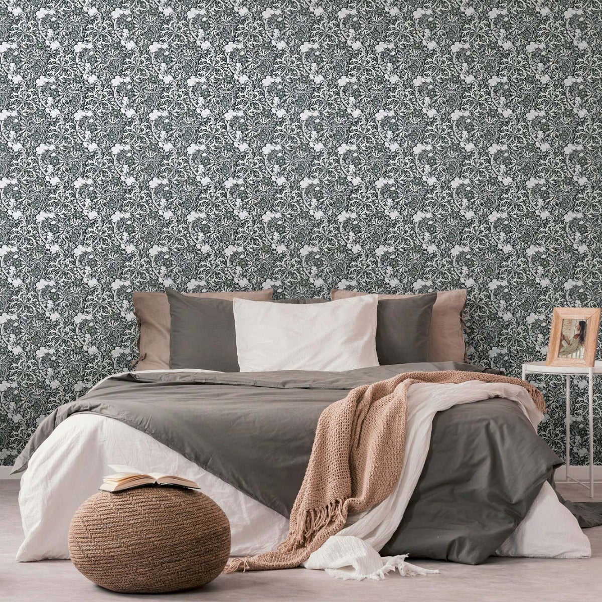 Tapeta kwiatowy wzór białym,czarnymIszarym - 53 cm x 10.05 m - LIVINGWALLS