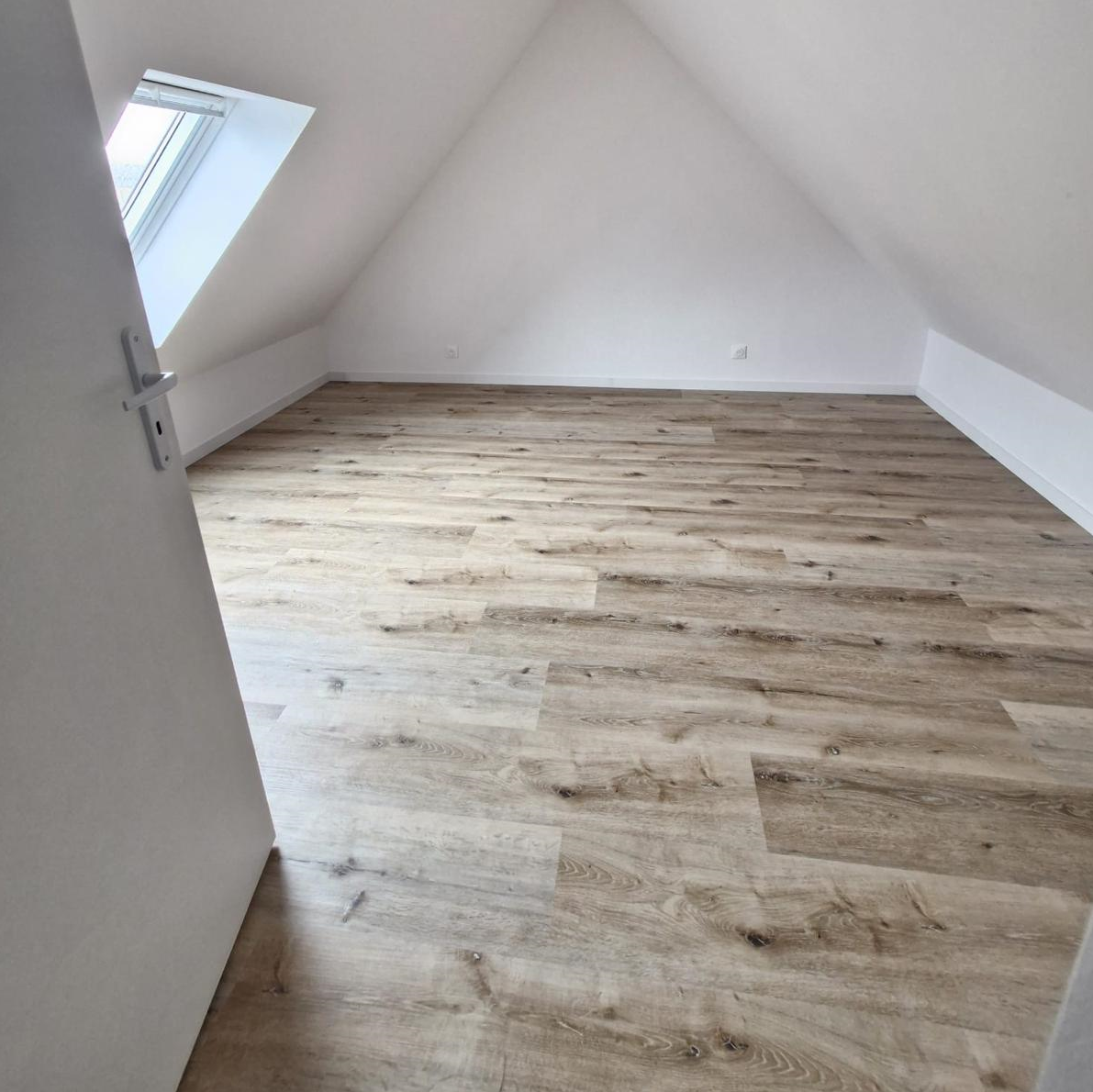 Sol PVC - Lames PVC clipsable avec sous couche intégrée- GARANTIE 20 ans- Epaisseur 5,5 mm - Imitation chêne clair - Dimensions L 122 cm x l 23 cm - 9