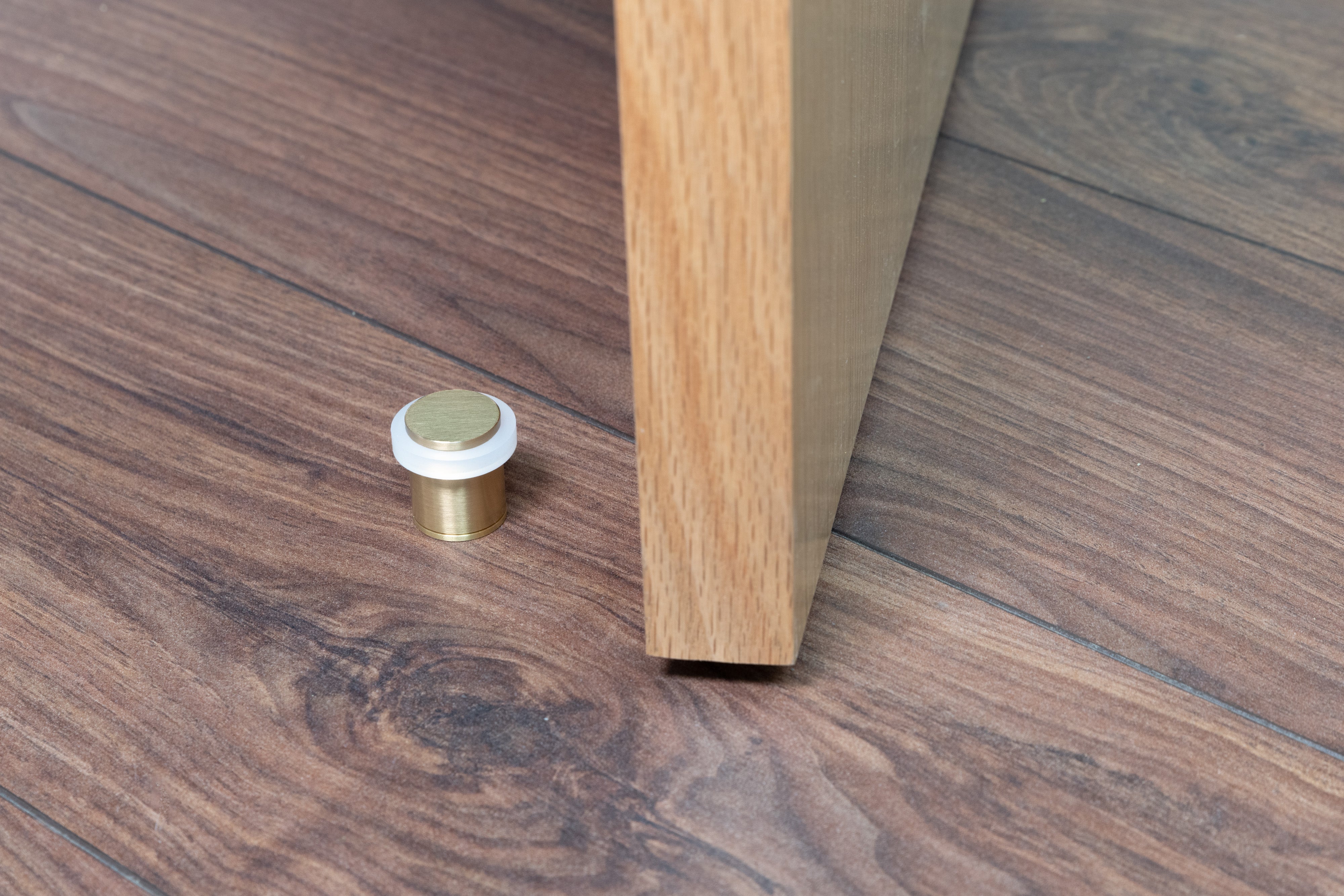 Pack de 4 butées de porte 24 x 30 mm pour sol, laiton avec caoutchouc de protection blanc, installation avec vis, EVI Herrajes - 2