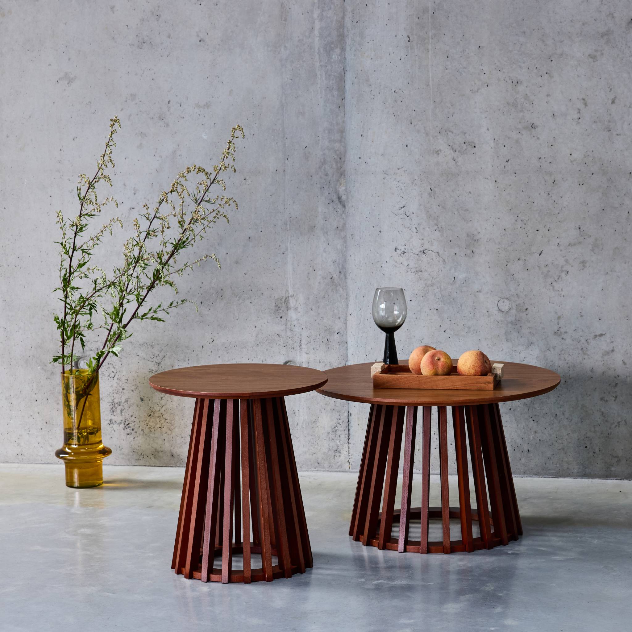 Set de 2 tables basses rondes plateau effet bois noyer et pieds en bois de sapin. Ø40cm et Ø60cm CLARA - 2