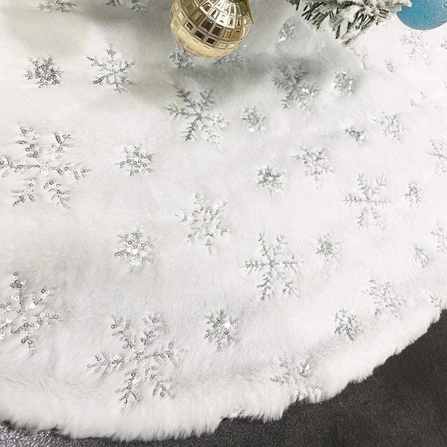 Saia de árvore de natal branca de 90cm, saia de árvore de natal de pele artificial de natal, decoração de casa, flocos de neve prateados, almofada - 2