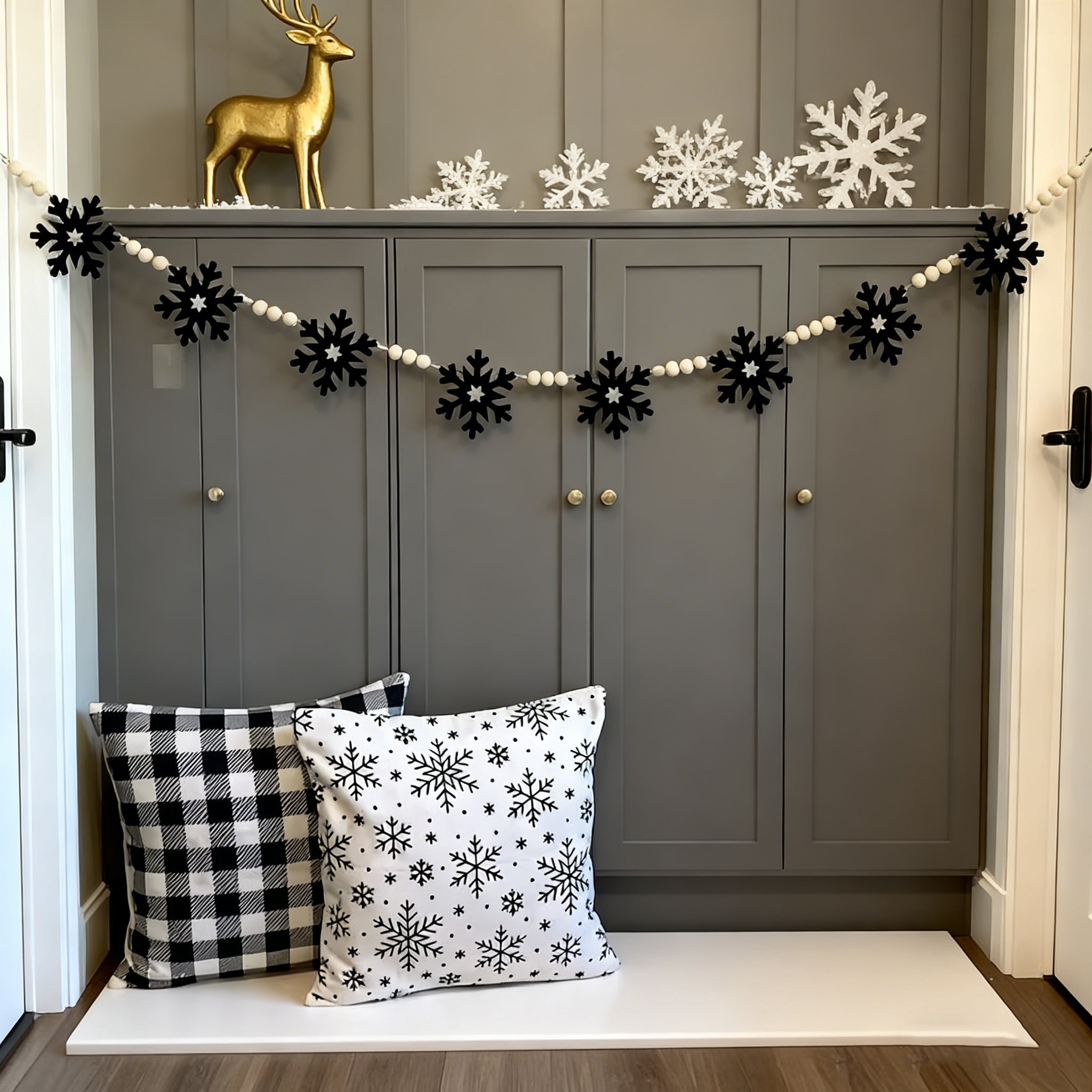 Set 4 ghirlande fiocco di neve nero in feltro e perline legno, banner Natale per camino invernale, decorazioni cozy farmhouse, atmosfera calda casa - 5