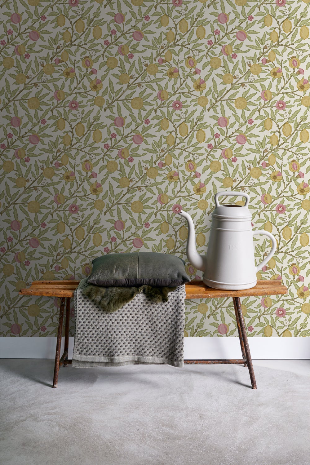 Papier peint des fruits et des feuilles exotiques vert, rose et jaune ocre - 50 x 900 cm - ESTAhome - 2