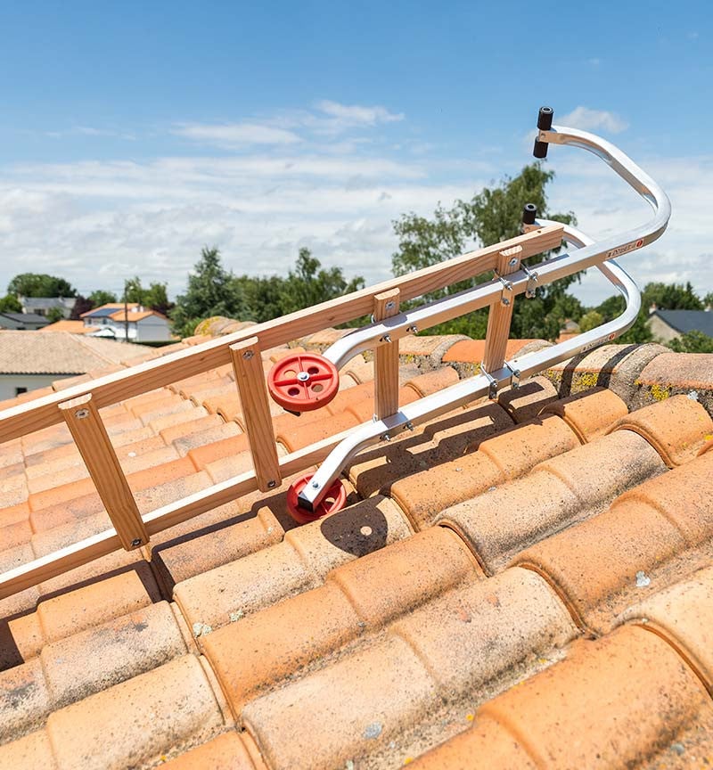 Echelle plate de toit en bois pour couvreur avec crochet de toit 5m Hailo Safety Roof - 5
