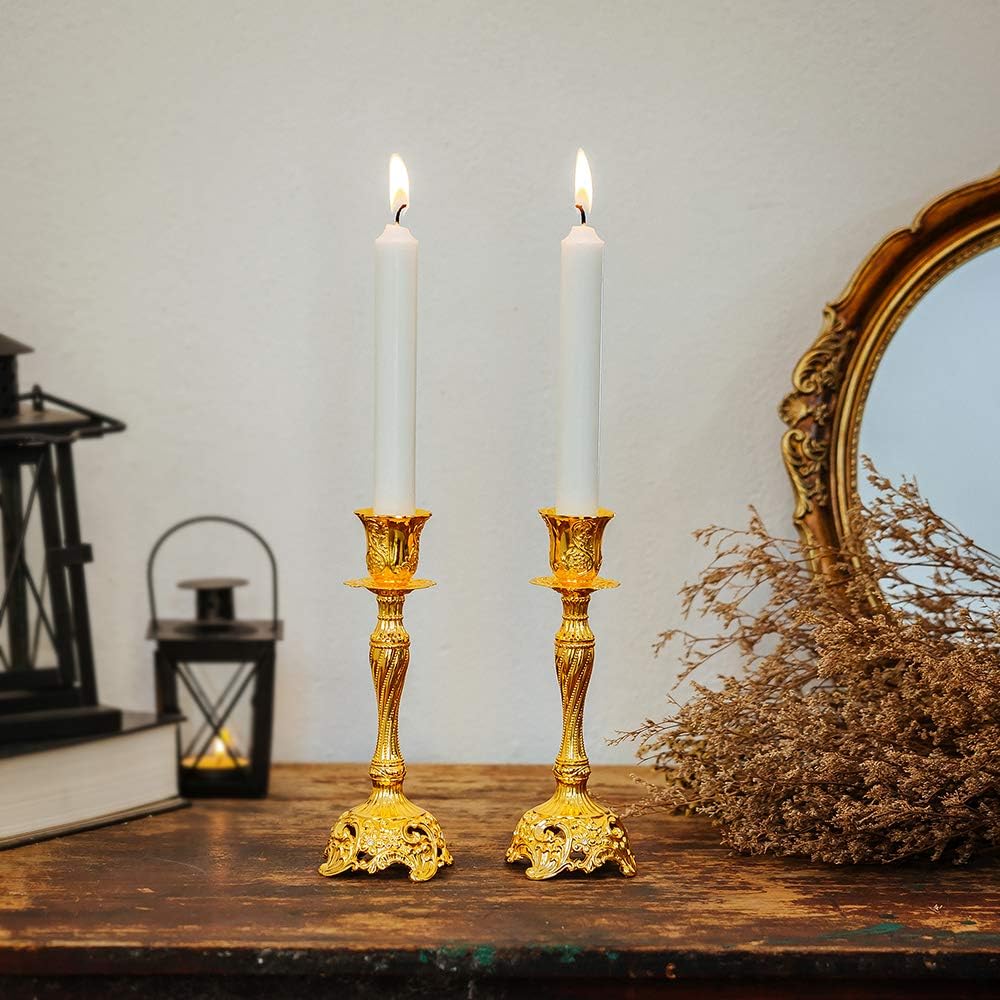 Un set di due candelabri in metallo placcato oro, pensati per decorare la tavola di un matrimonio. - 2