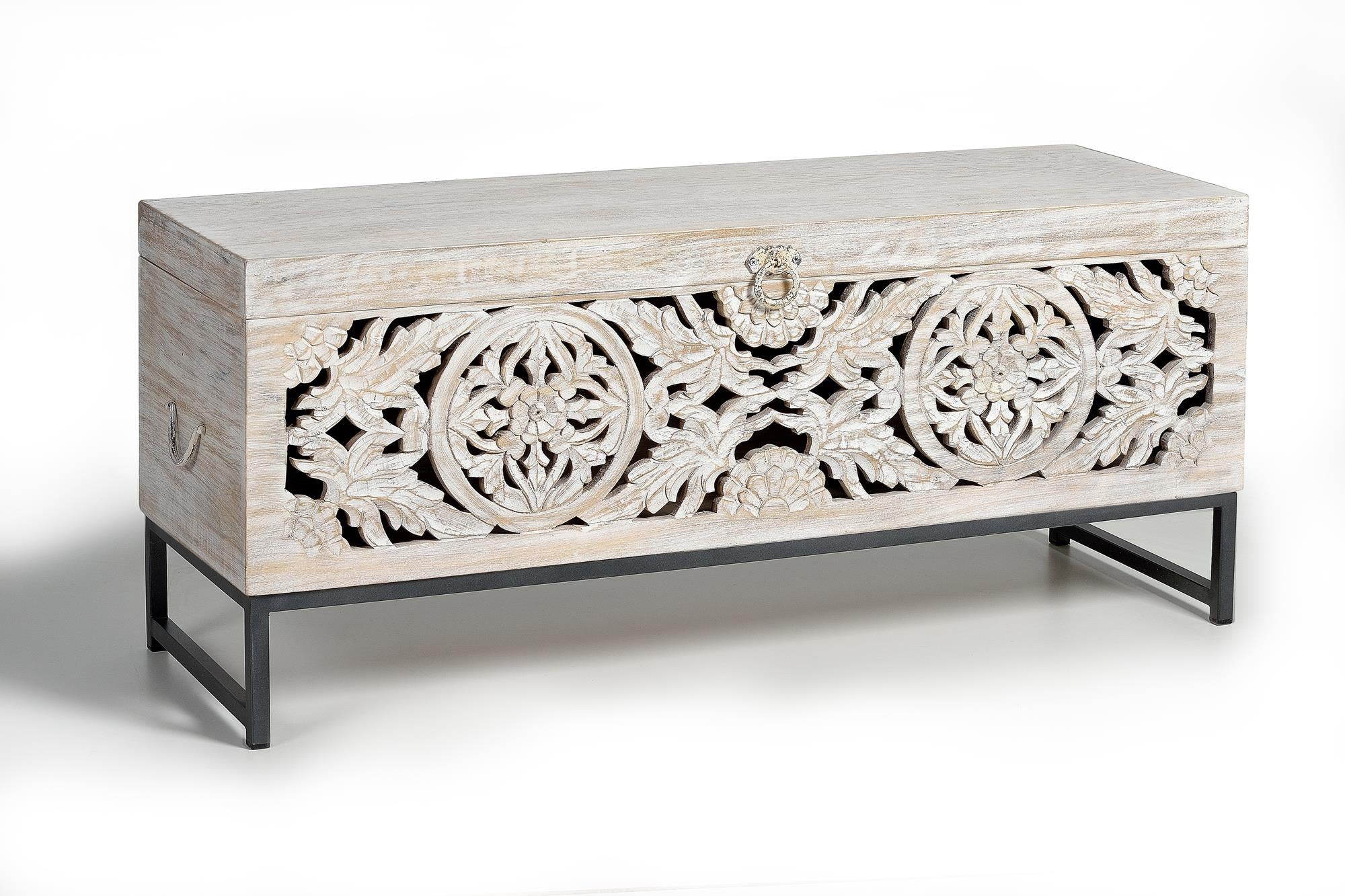 Coffre en manguier et pieds en metal blanc vieilli