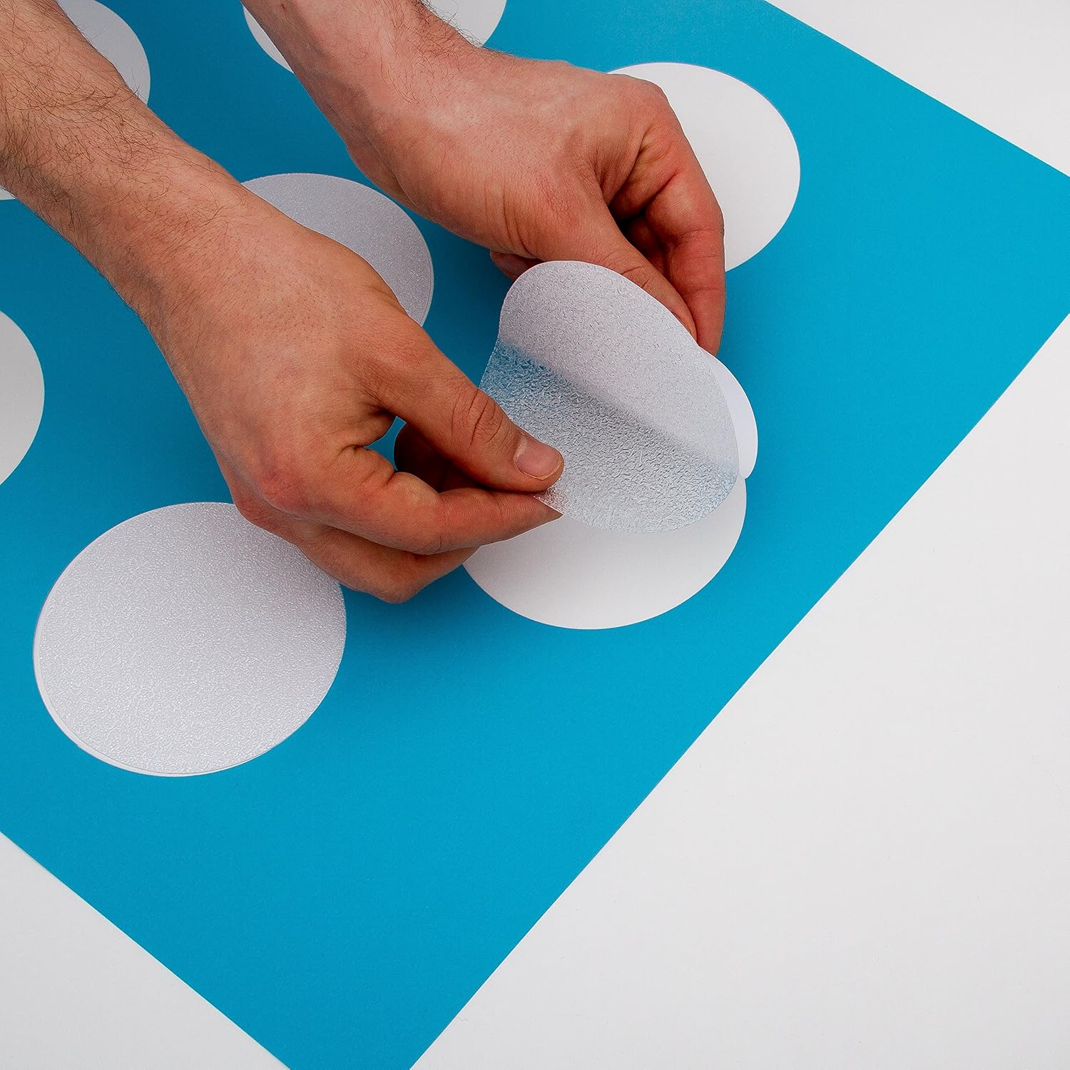 12 dużych, antypoślizgowych naklejek z szablonem samoprzylepnym do wanien i pryszniców. Naklejki antypoślizgowe i przezroczyste, średnica 10 cm.