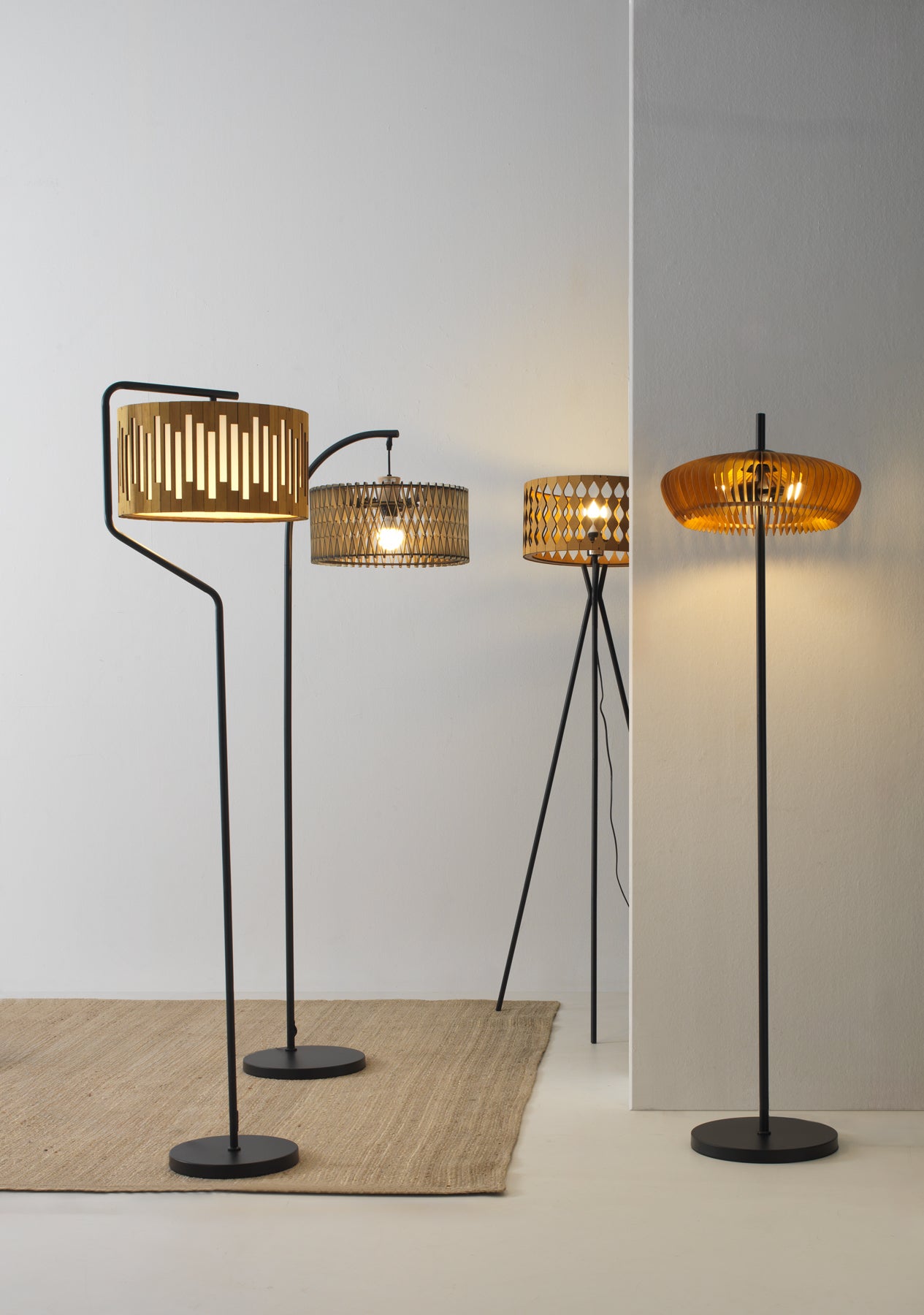 Lampe sur pied en contreplaqué couleur miel - 2