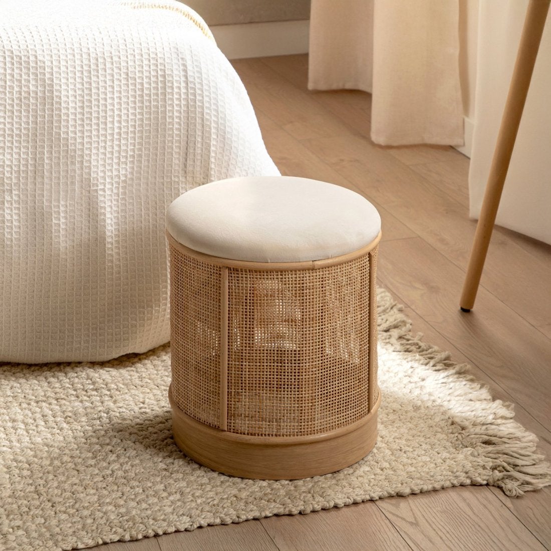 Pouf rotondo imbottito in velluto beige e rattan naturale Sure - 2