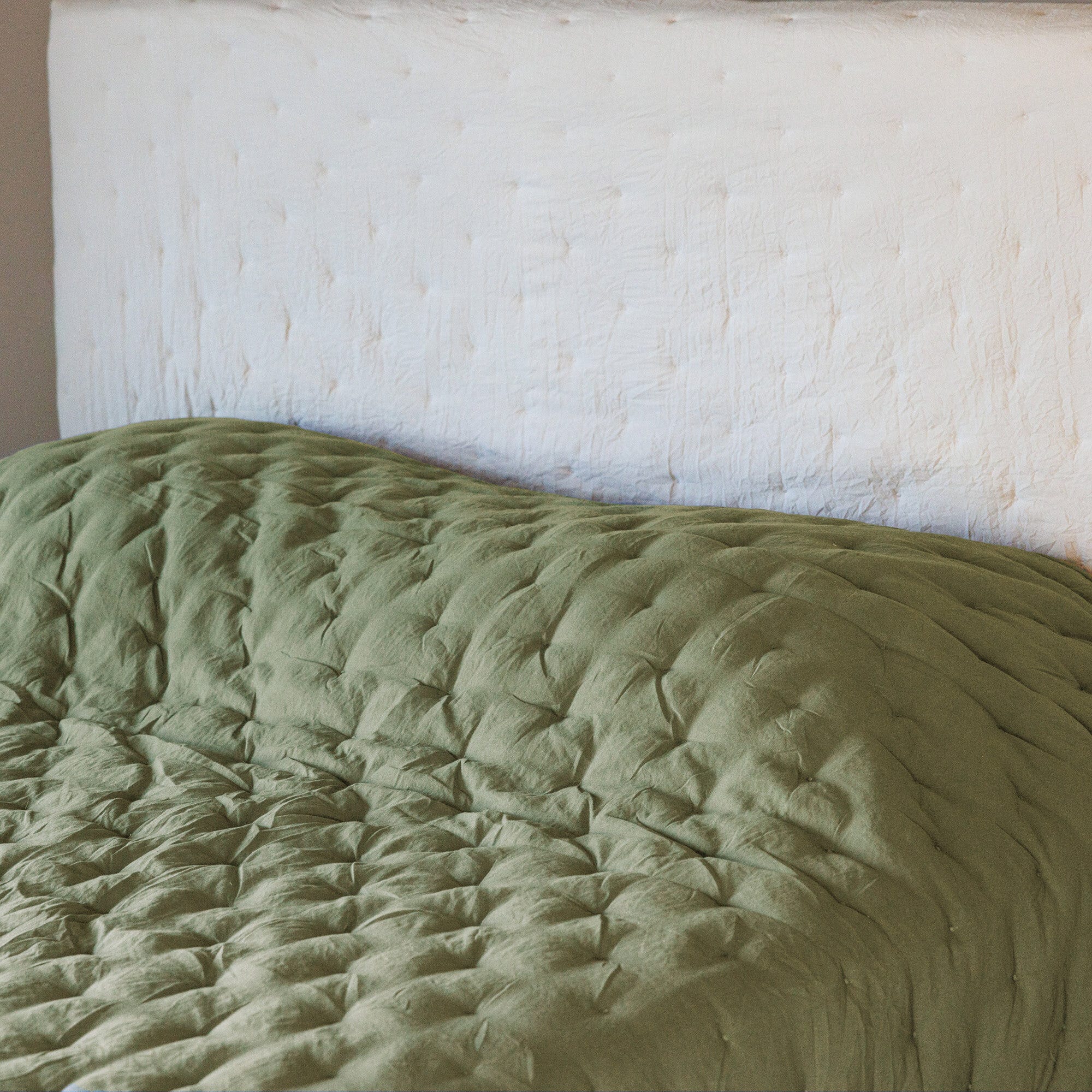 Couvre-lit 240x260 cm CELESTE velours piquage points brodés vert Mousse ...