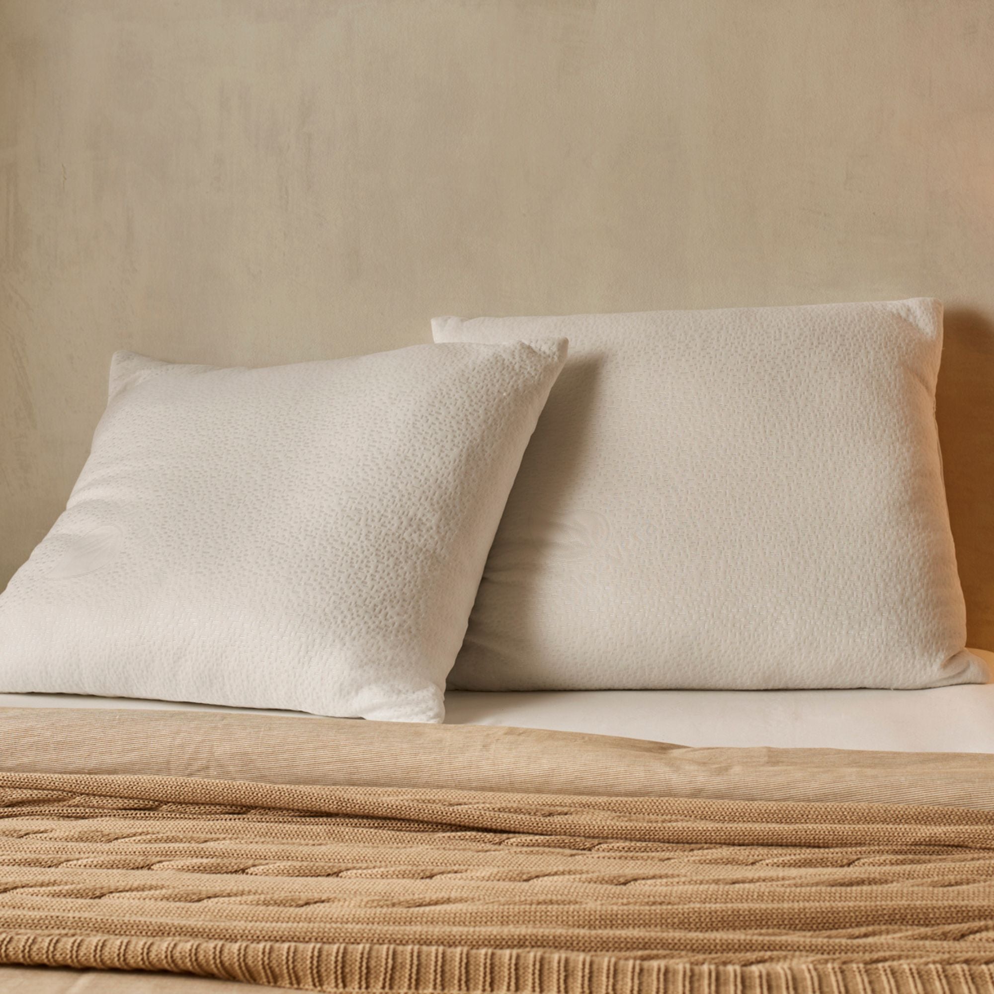 Juego de 2 almohadas 60x60 cm - Tejido fresco Aloe-Vera - Alivio de la presión - Cojín suave y refrescante - Relleno de virutas de espuma HR - 2