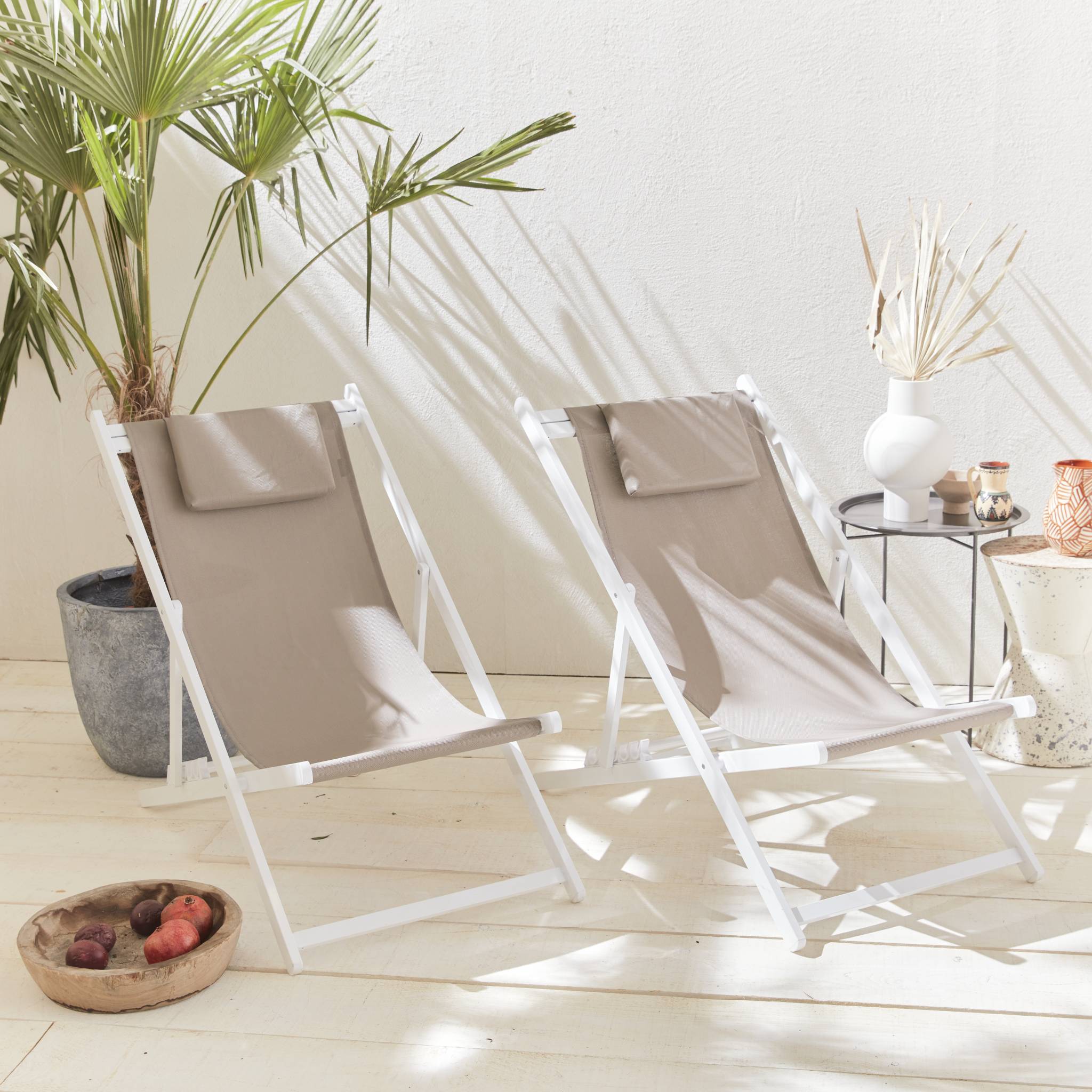 Lot de 2 bains de soleil - Gaia taupe - en aluminium blanc et textilene taupe avec coussin repose tête. chilienne - 2