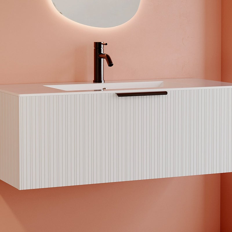 Podwieszana szafka łazienkowa prążkowana z umywalką podblatową i kranem - Kolor biały - 100 cm - PALIRO