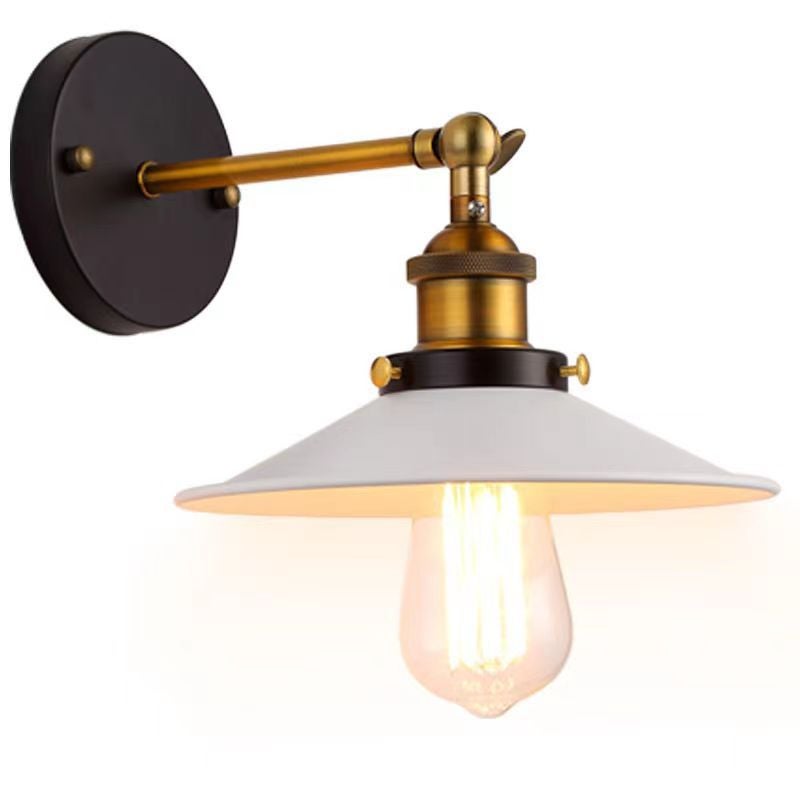 Biały, vintage kinkiet ze kutego żelaza, 220V, z żarówką E27, ciepłe światło, idealny do pokoju hotelowego lub jako lampka nocna.