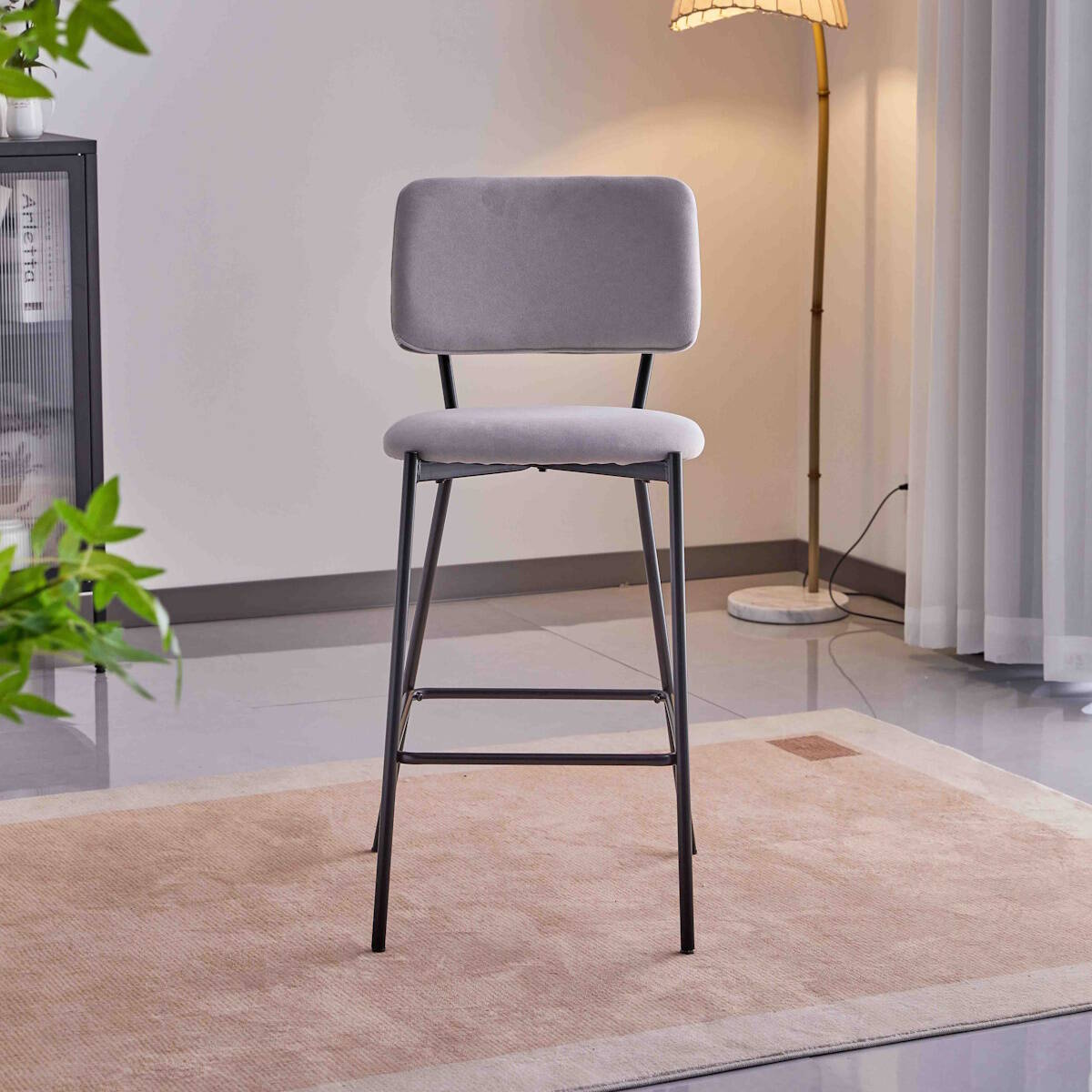 Zestaw 4 wysokich stołków, drewniane siedzisko, jasnoszara tkanina, czarne nogi