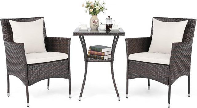 GIANTEX Conjunto Sala Jardim 3 PCS em Vime PE, com 2 Cadeiras Almofadadas Mesa Baixa Vidro Temperado 2 Níveis com Tampa, Marrom+Branco