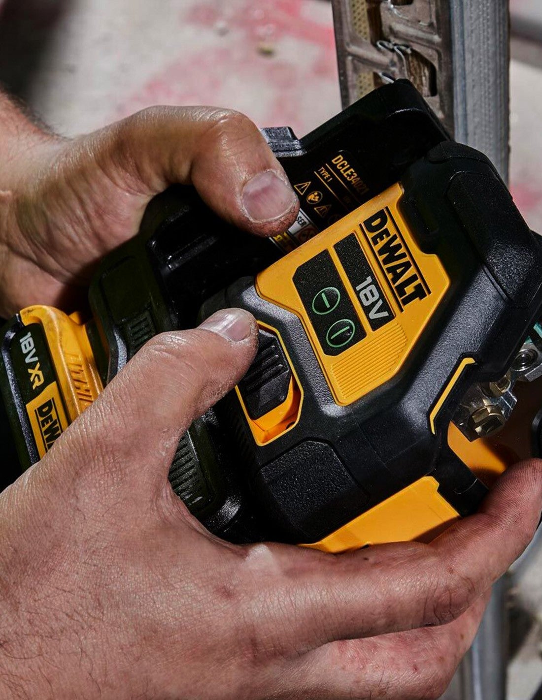 DEWALT XR 18V laser trasversale compatto a raggi verdi - 1 batterie 2,0 Ah - DCLE34021D1-QW - 4