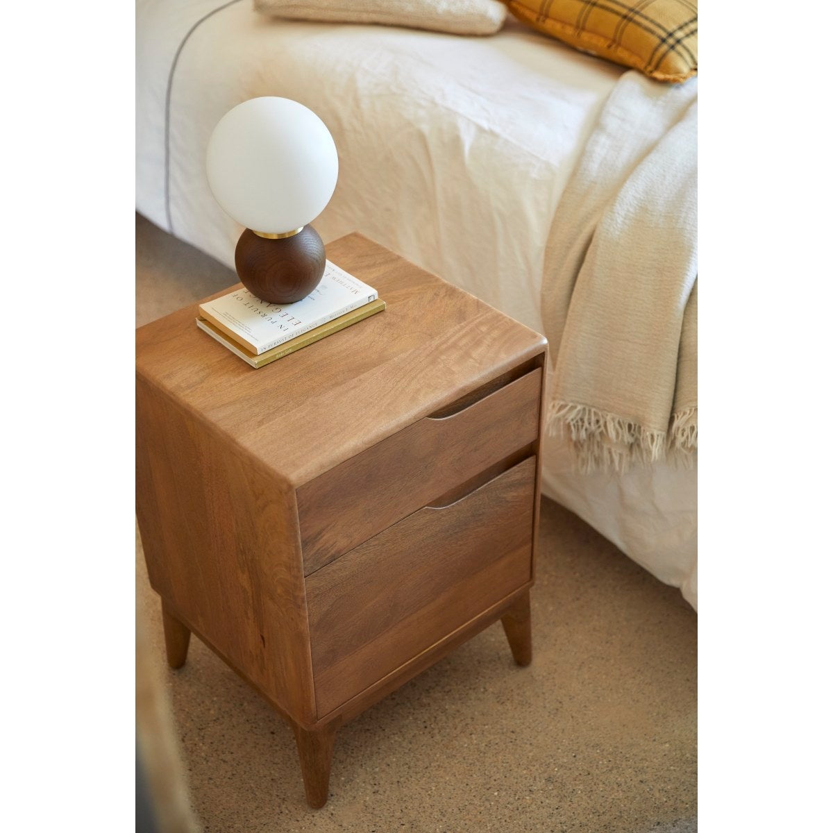 Tikamoon Mesita de noche de madera de mango macizo Gabrielle - 7