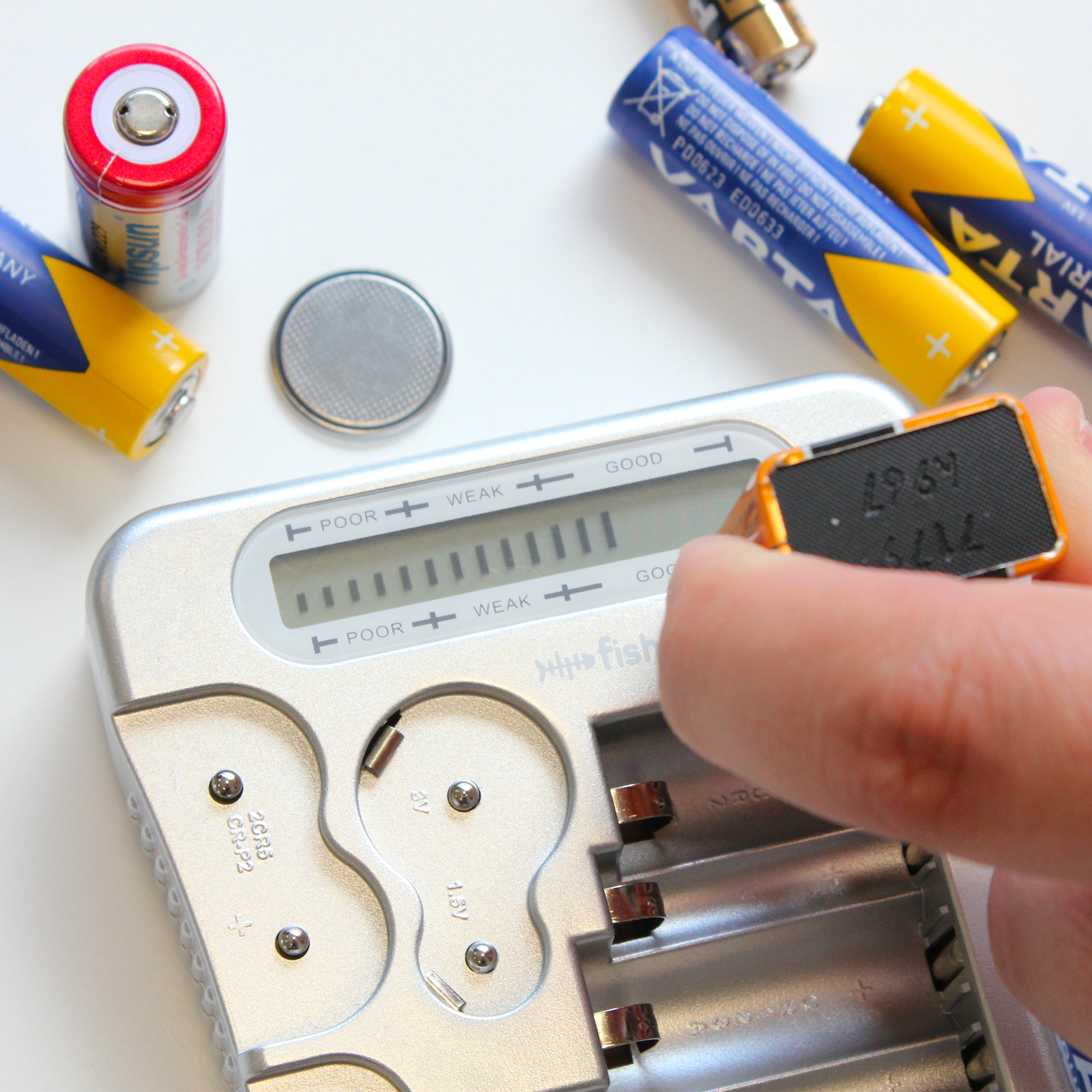 FISHTEC Tester di pile Universale, Visualizzazione digitale della tensione, Pile AA/LR6, AAA/LR3, C/LR14, D/LR20, 9V, Pile Bottone ALCALINE, Grigio - 2