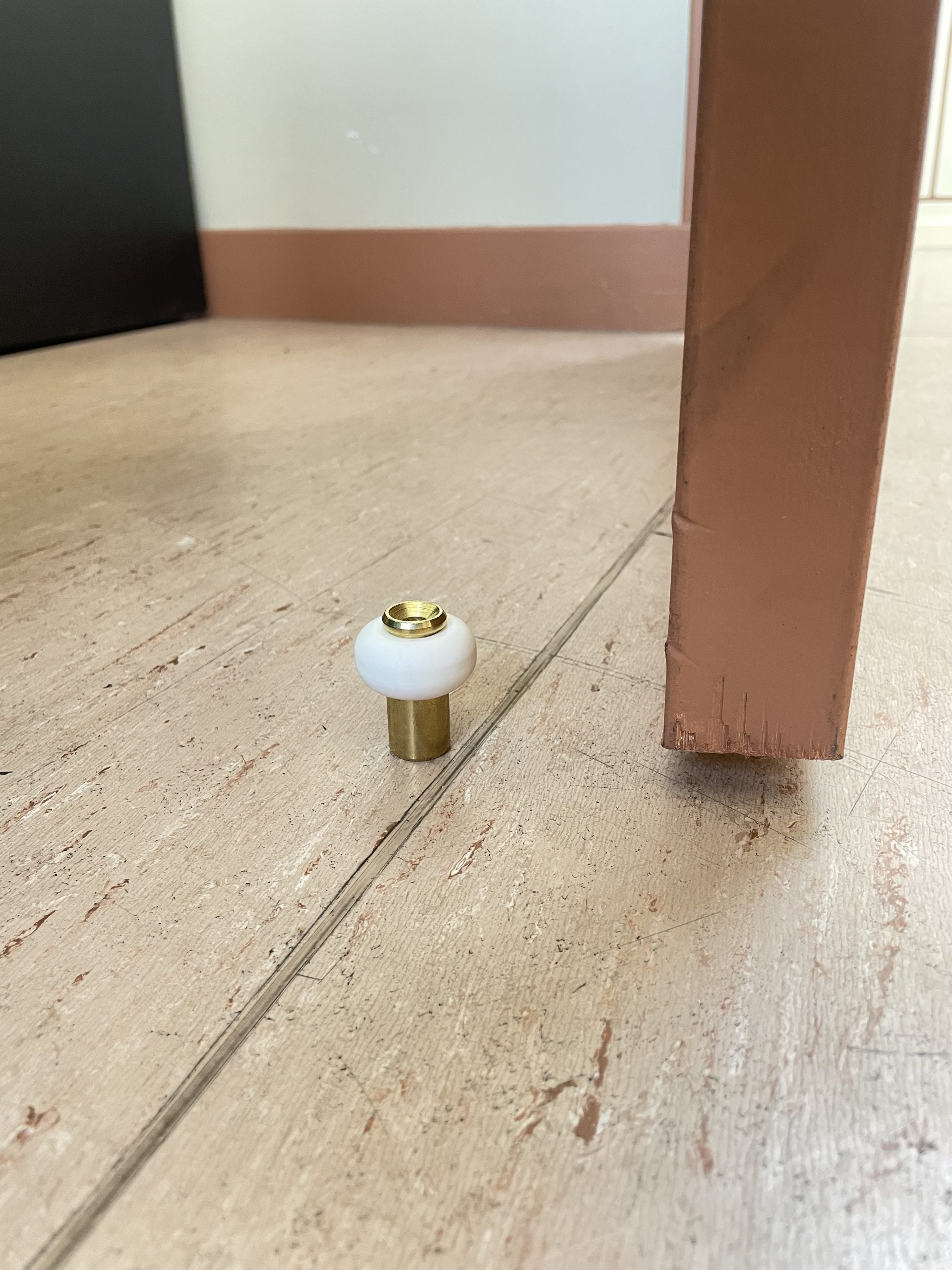 Lot de 2 butoirs acier laitonné avec vis. La bague amortisseur blanche est en élastomère. Diamètre 30mm, hauteur 37mm. MADE IN FRANCE - 3