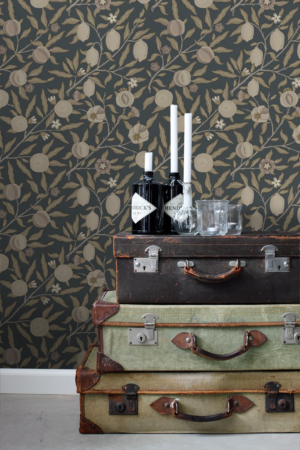 Papier peint des fruits et des feuilles exotiques bleu foncé et taupe - 50 x 900 cm - ESTAhome - 2