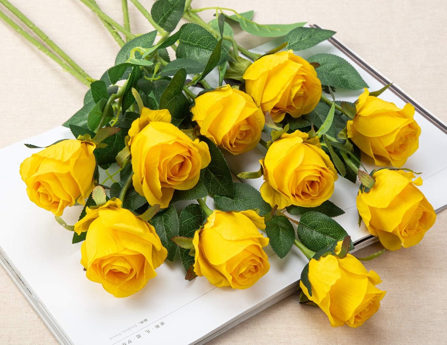 Lot de 10 roses artificielles en soie à longue tige pour bouquet de mariage, centre de table ou décoration d'intérieur (jaune) - 2
