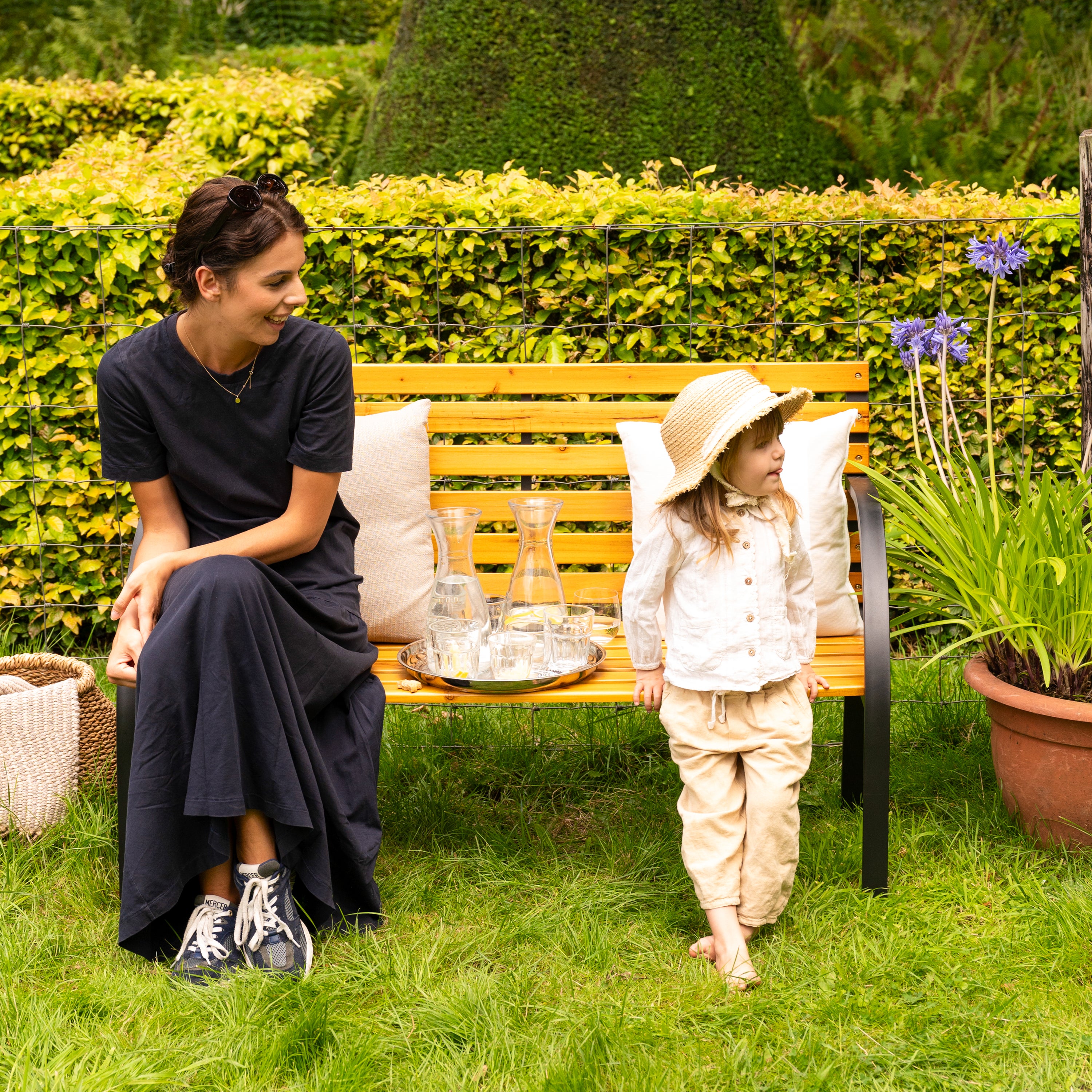 AXI Otis Banc de Jardin Bois - 122x60x83 cm - Structure Acier Noir Mat - Bois de Cèdre - 2 Places - Extérieur ou Intérieur - Banquette Extérieur - 3