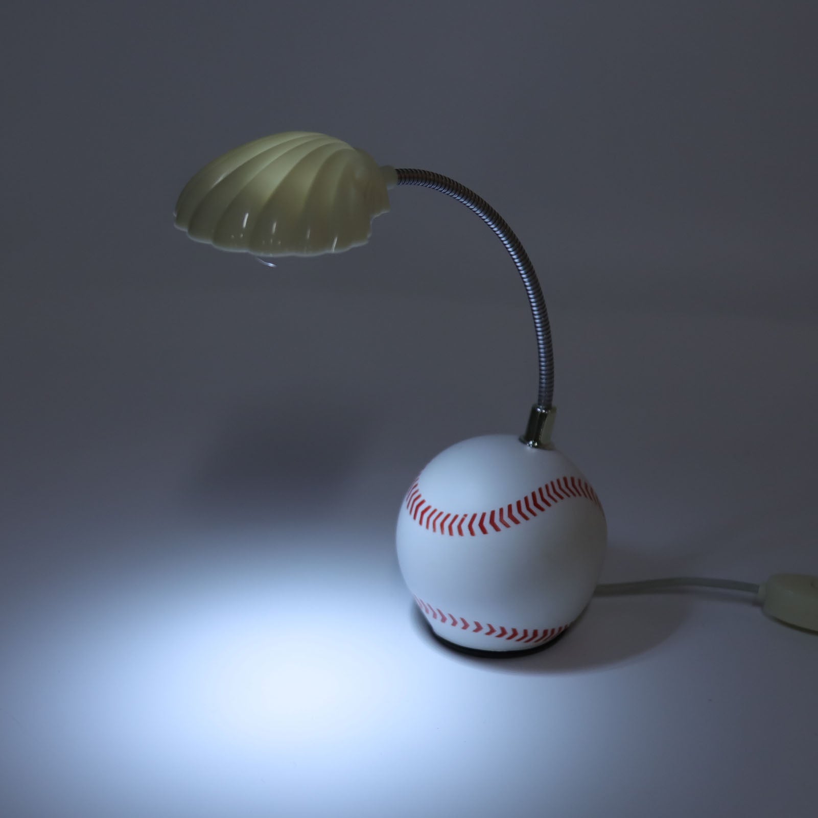 Lampka Stołowa LED w Kształcie Piłki Baseballowej, Podstawa w Kształcie Muszli, Delikatne Białe Światło, Zasilanie USB, Niskie Zużycie Energii