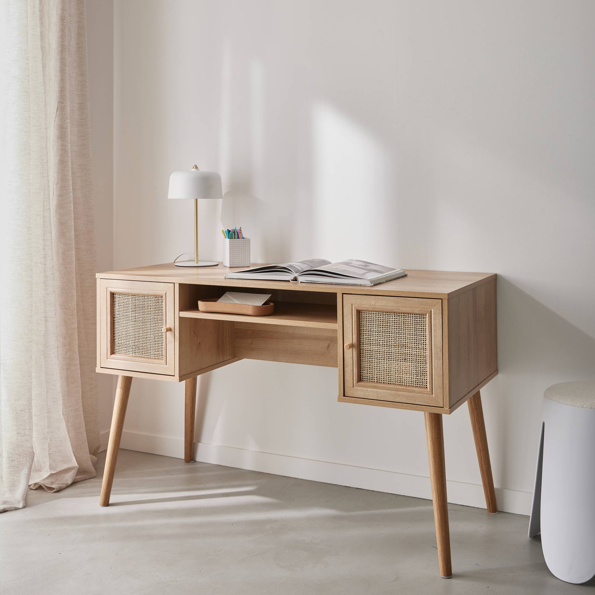 Bureau cannage et décor bois avec 2 portes. 1 casier ouvert. pieds compas BOHÈME - 3