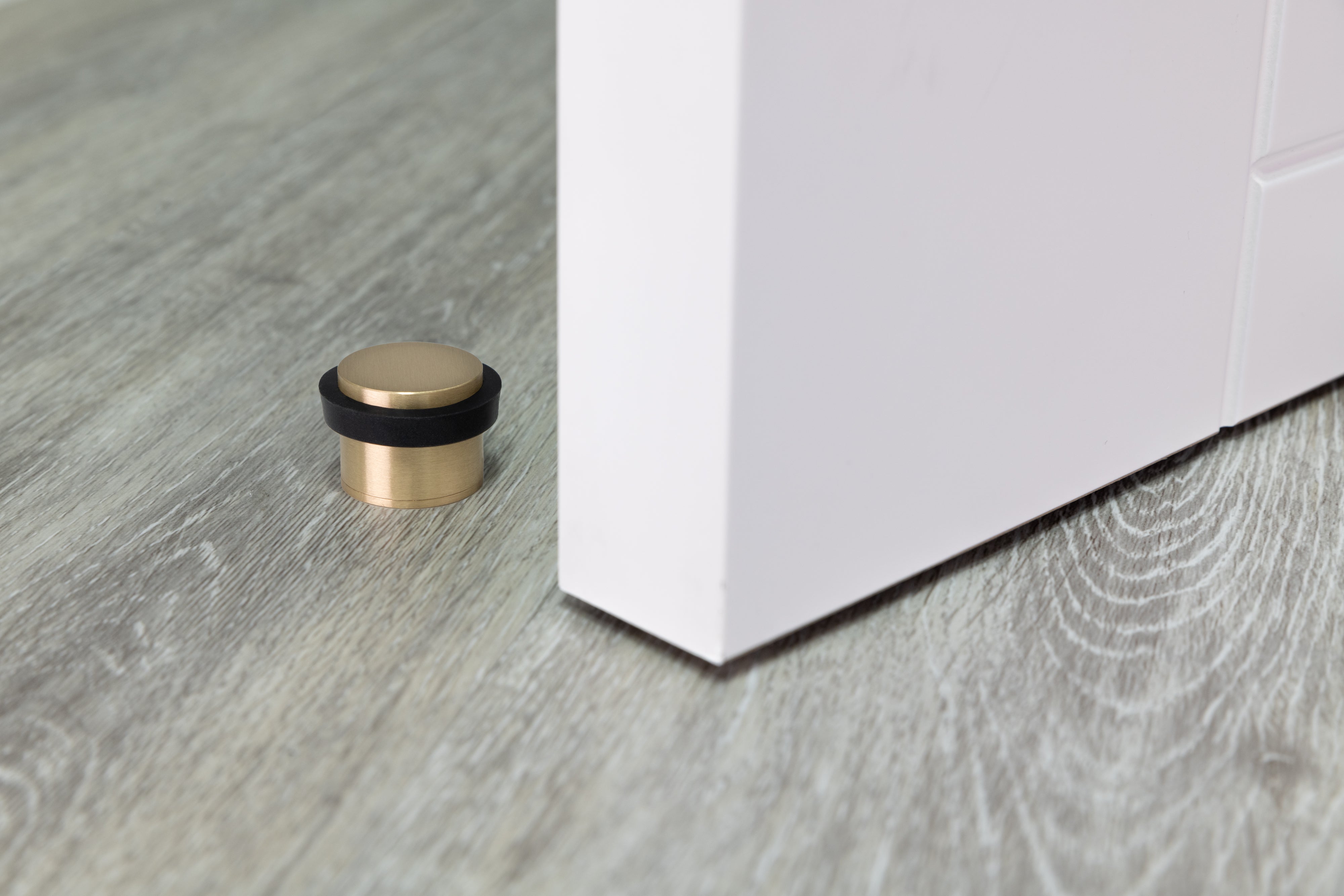 Paquet de 4 butées de porte 24 x 20 mm pour sol, laiton avec caoutchouc de protection noir, adhésif et/ou à visser, EVI Herrajes - 3