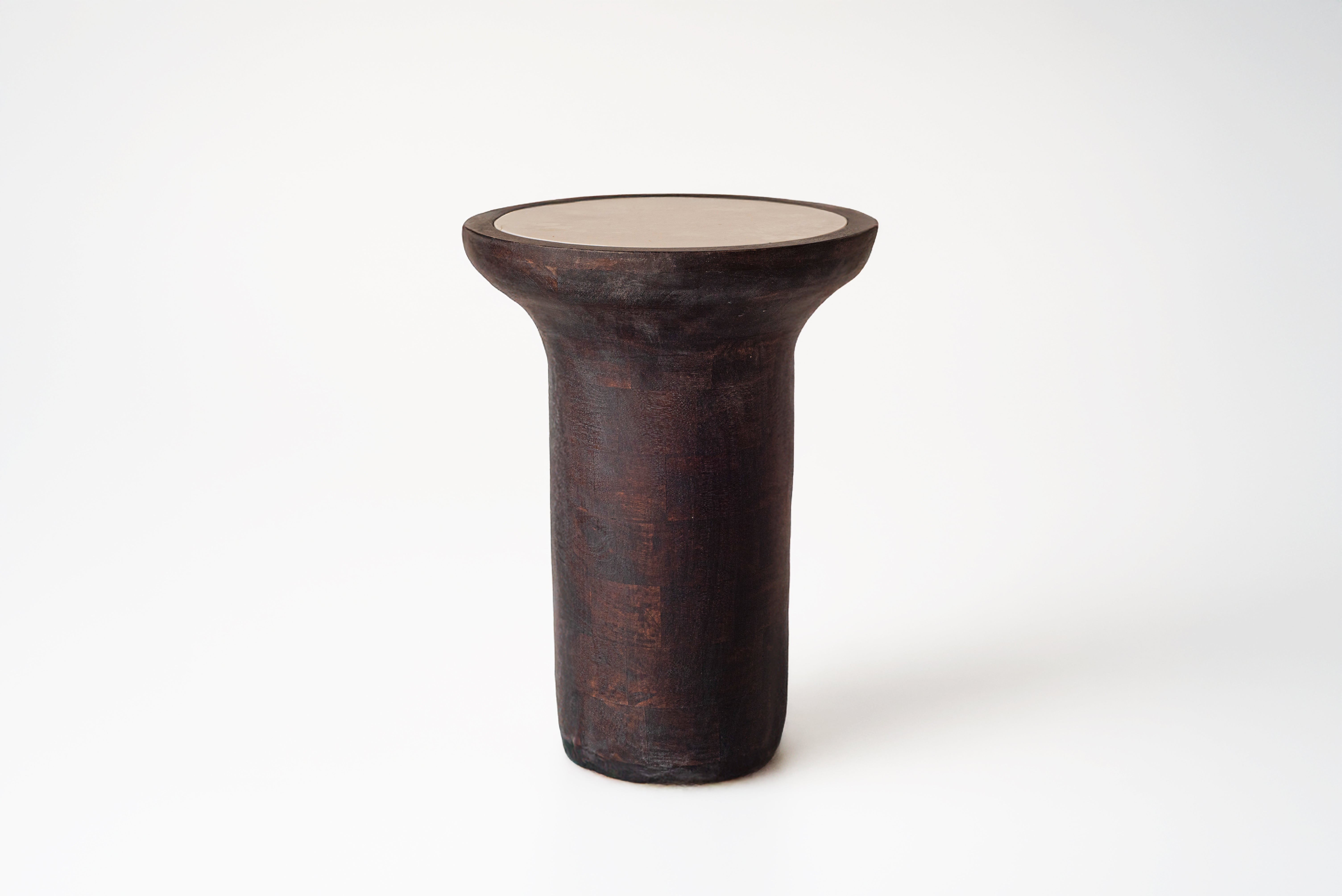 Okrągły stolik boczny z drewna 33x33x45 cm – Funkcjonalny i dekoracyjny