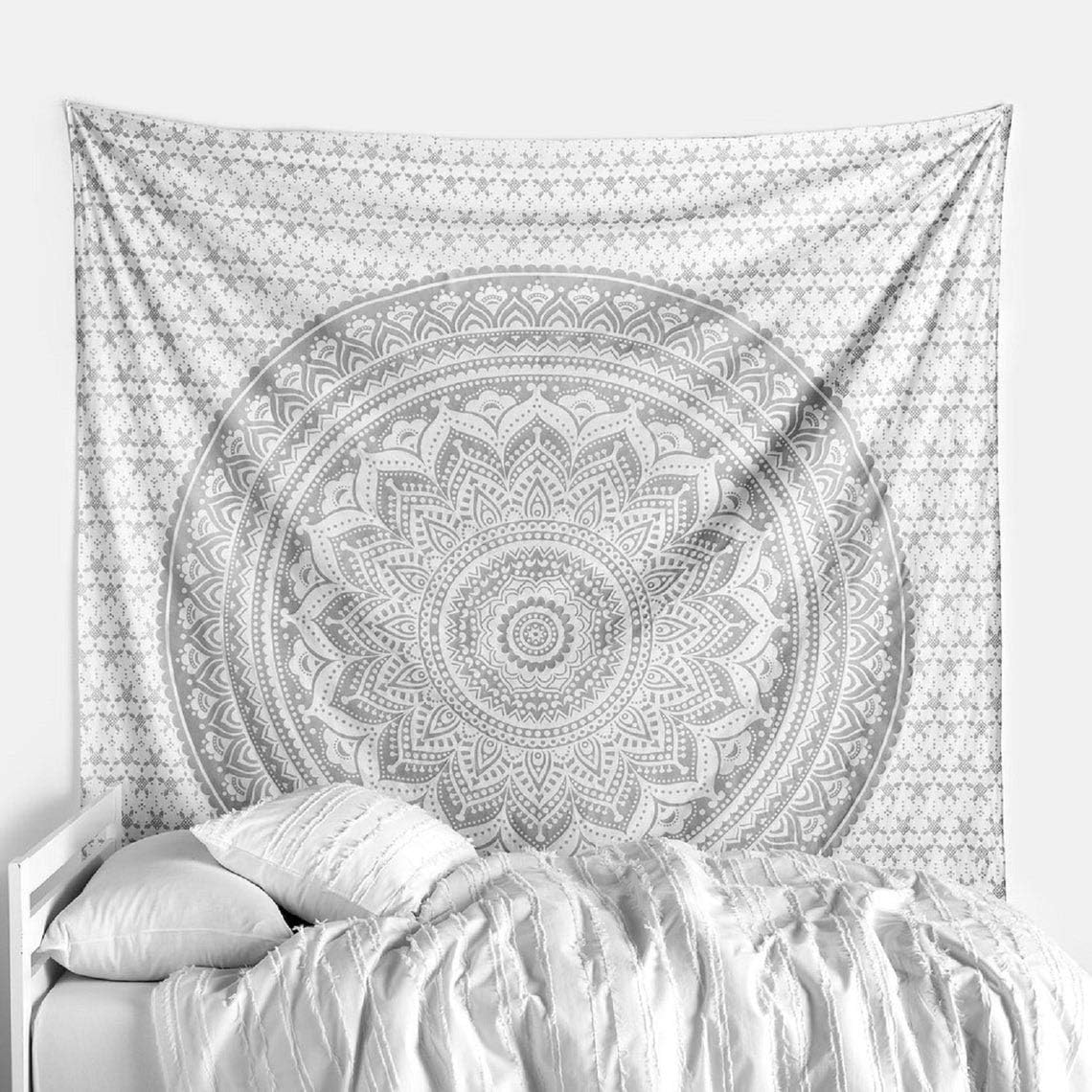 Tkanina ścienna Hippie Ombre Mandala srebrno-biała - 135x150 cm Boho Bohemian Home Beach Wall Decor Indyjskie gobeliny bawełniane