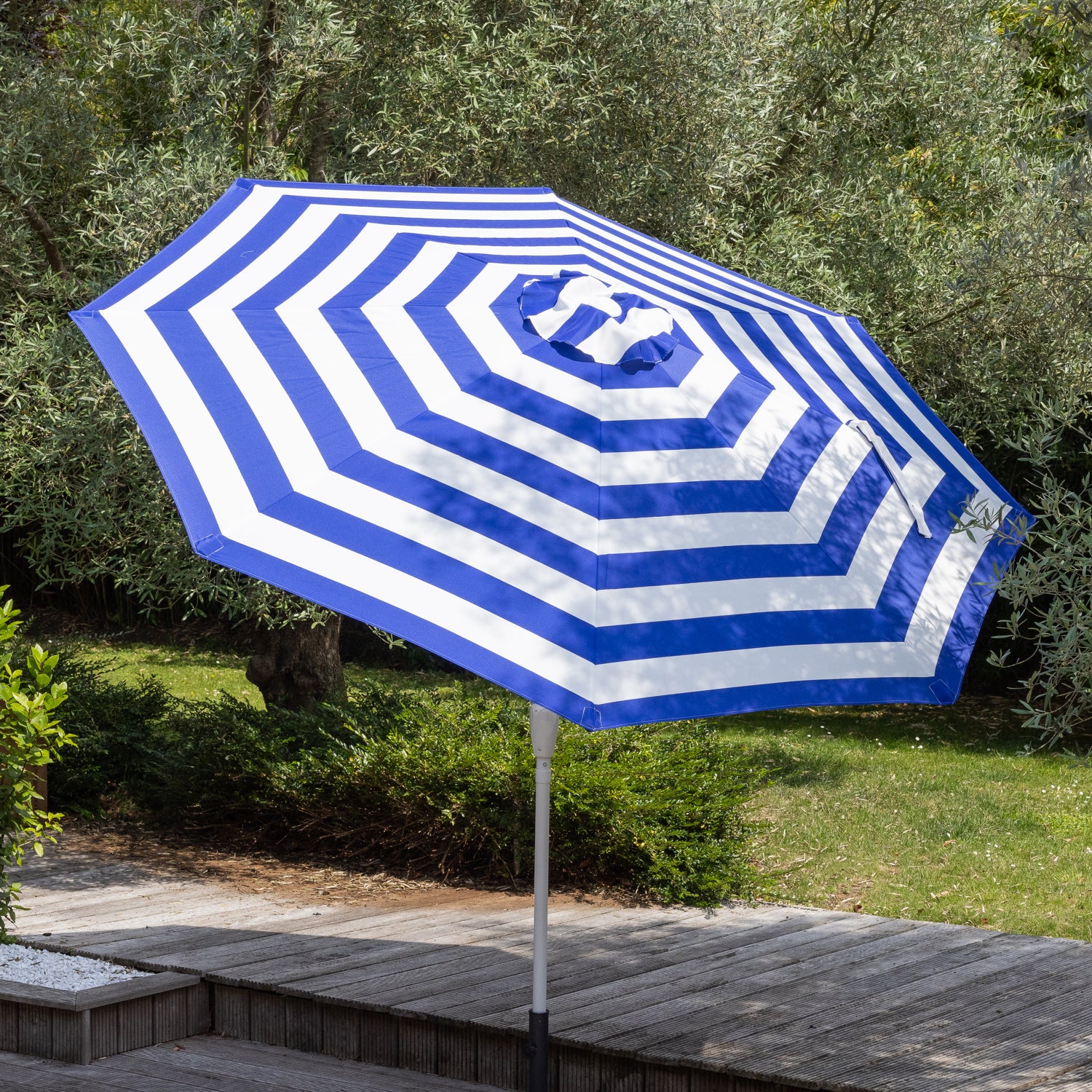 Okrągły parasol prosty BANDOL o średnicy 2,70 m z niebieskimi paskami