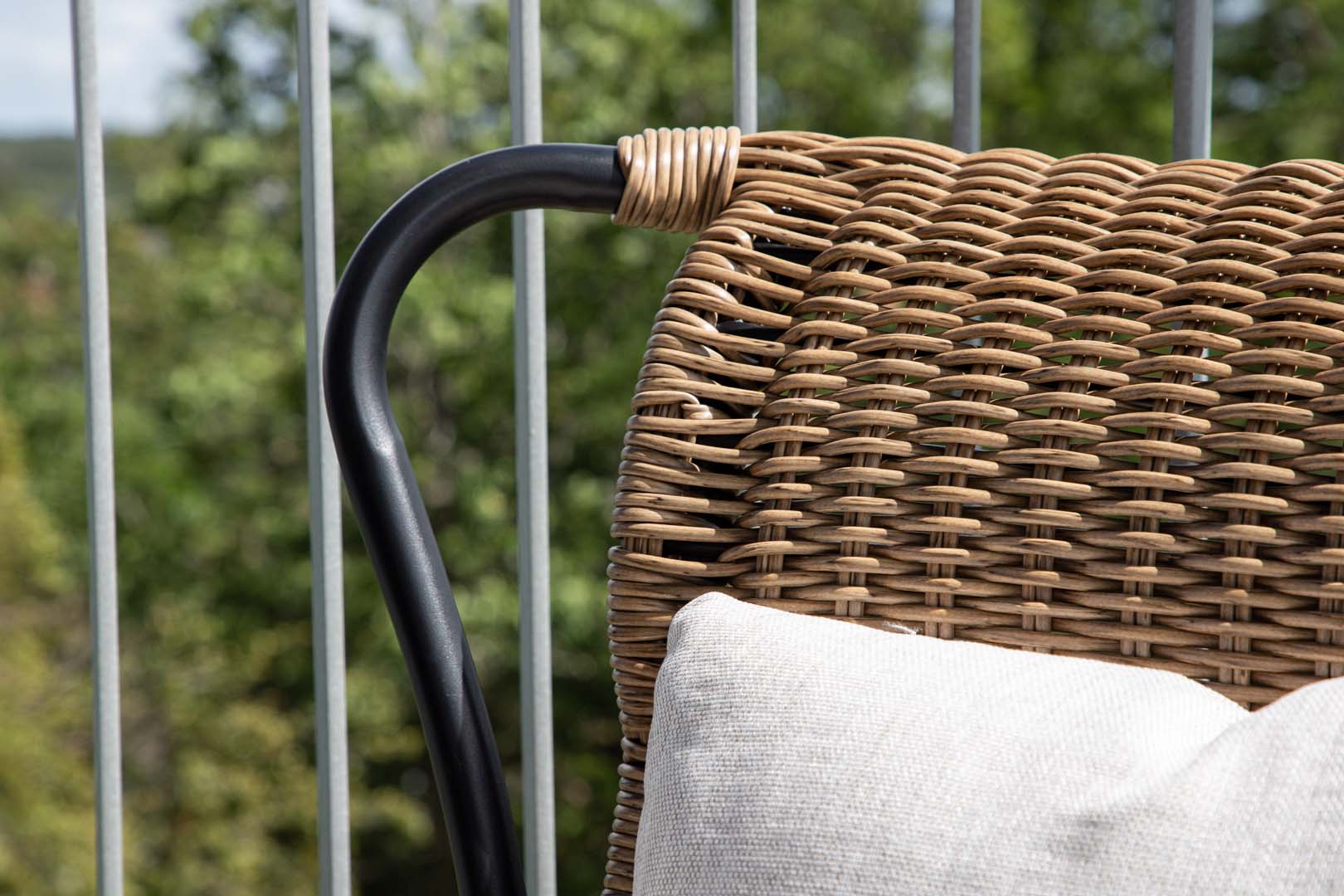 Loreto chaise longue avec coussin de jardin avec repose-pieds noir. - 6